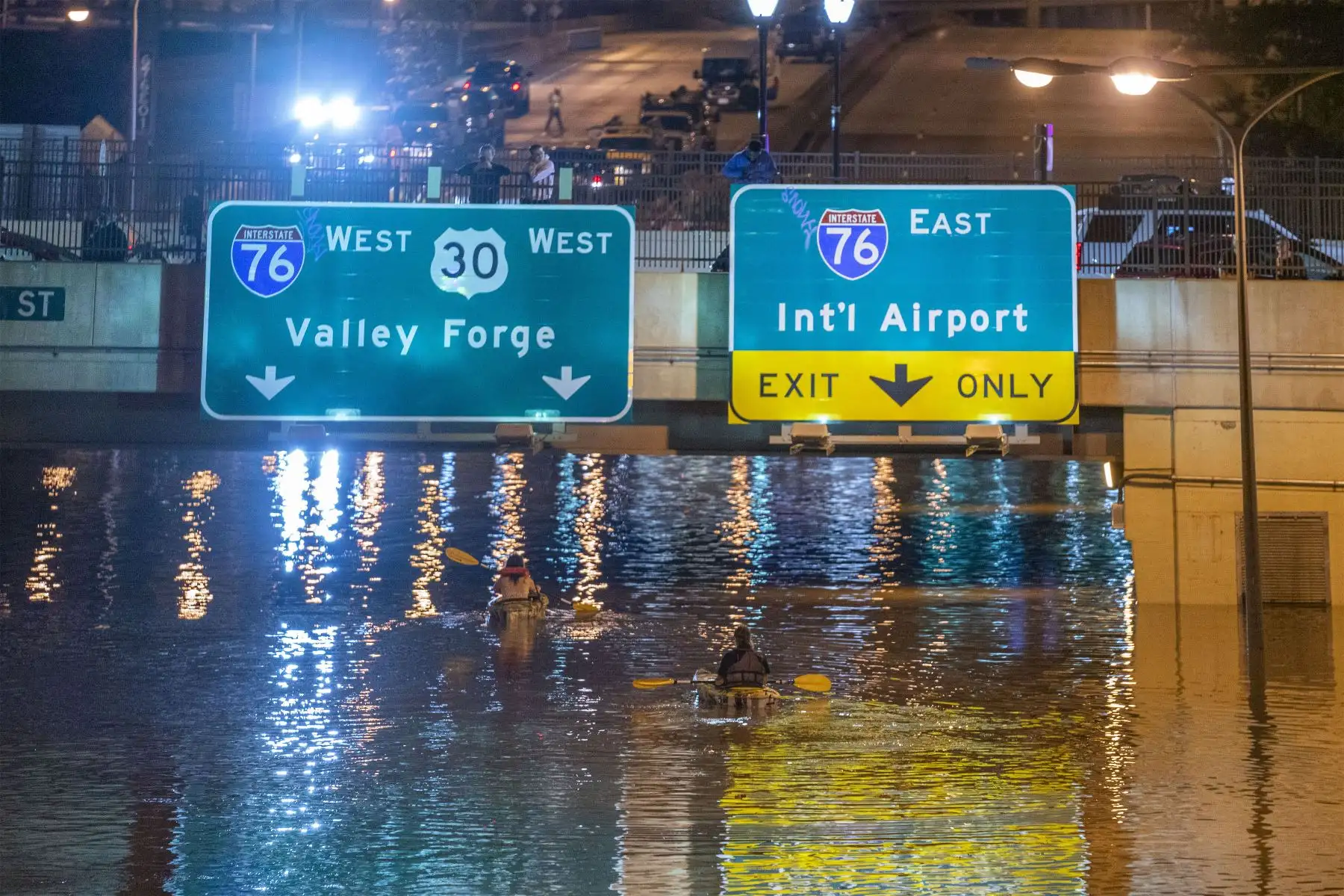 Los kayakistas reman por una parte de la Interestatal 676 después de las inundaciones causadas por las fuertes lluvias del huracán Ida en Filadelfia, Pensilvania.
Foto: AFP