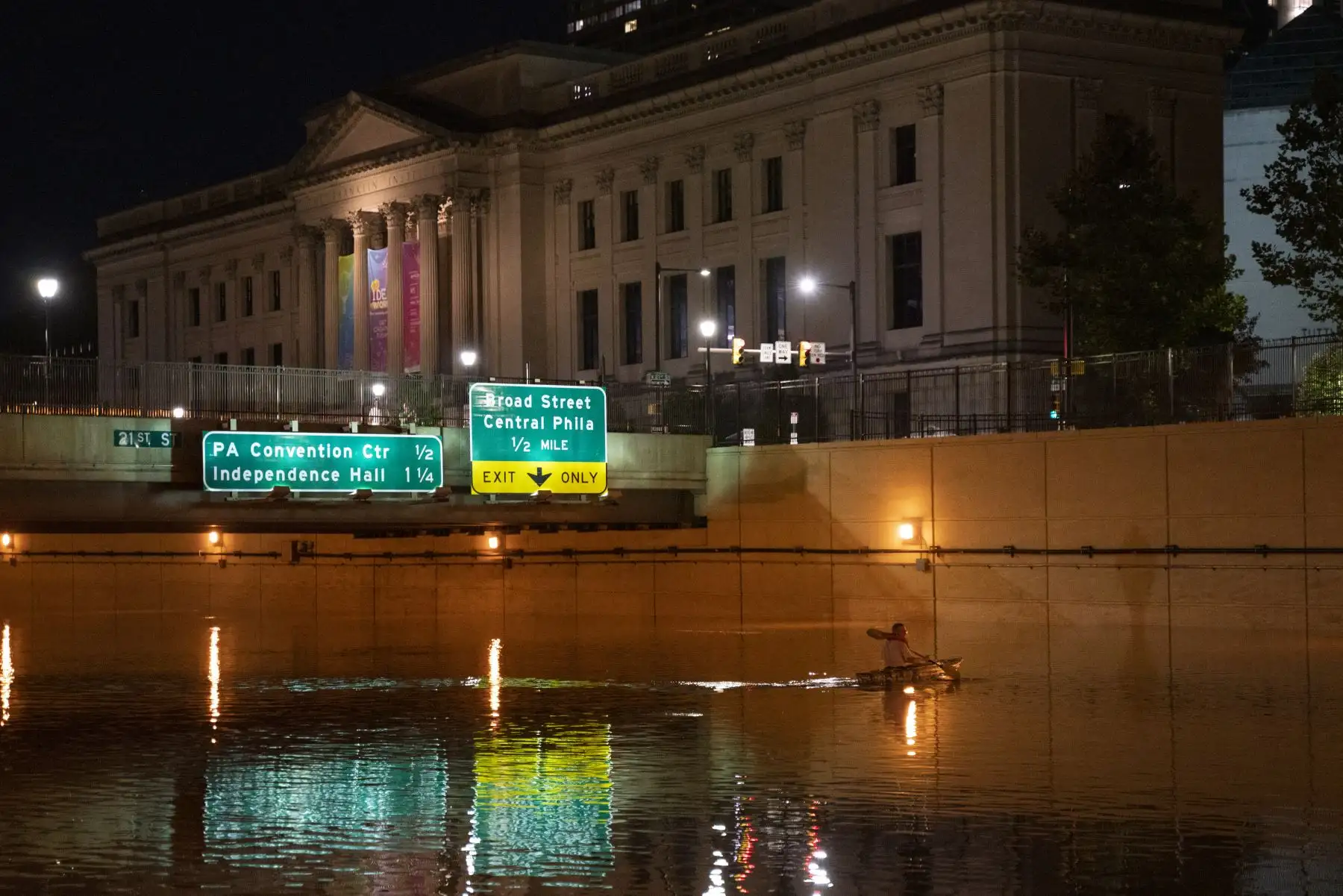 Un kayakista rema por una parte de la Inter-state 676 después de las inundaciones causadas por las fuertes lluvias del huracán Ida en Filadelfia, Pensilvania.
Foto: AFP