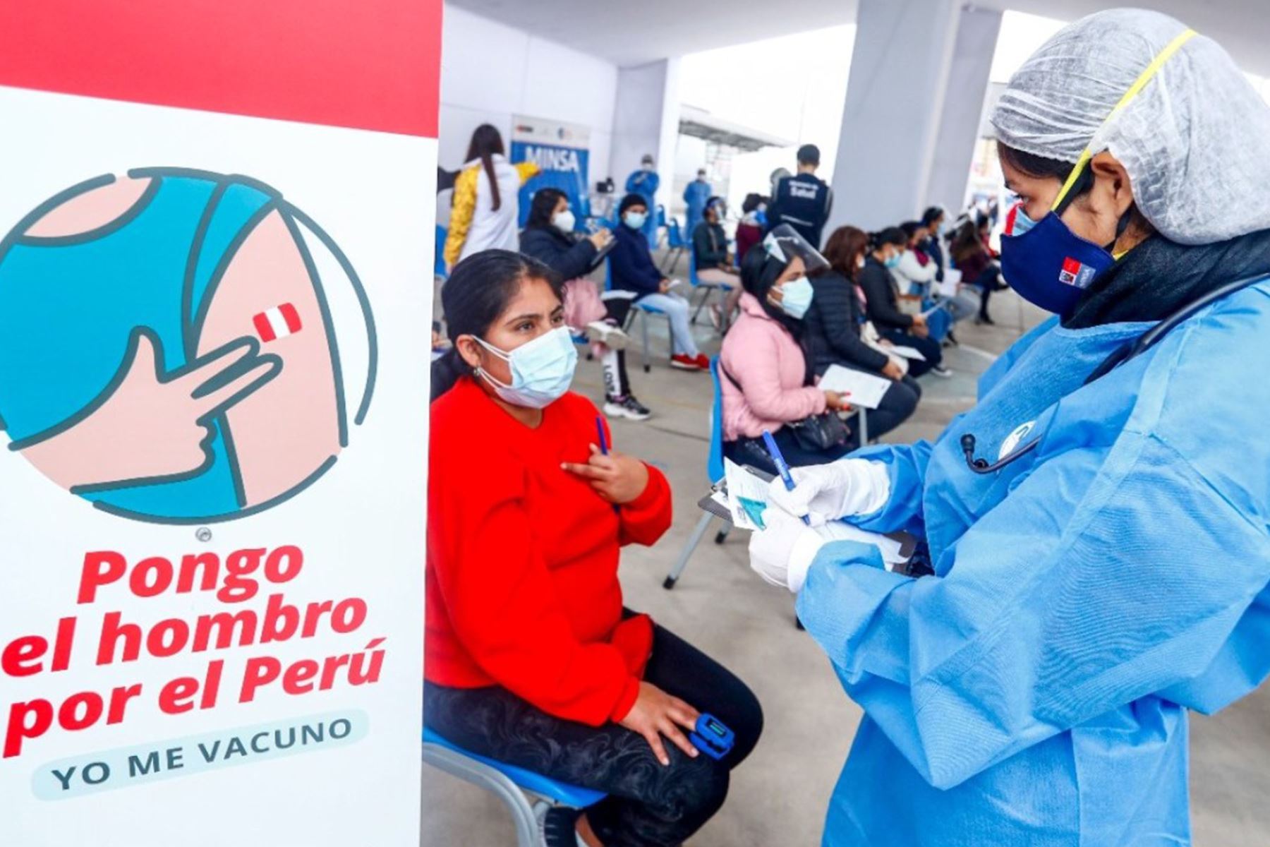 Inicio de la campaña de vacunación a los  docentes urbanos en el colegio José Granda. Foto: ANDINA/Prensa Presidencia