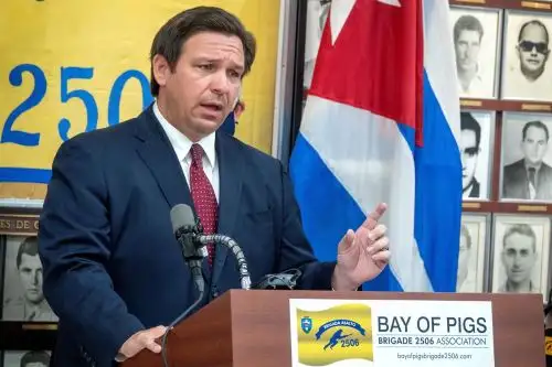 Los demócratas pidieron al gobernador de Florida (EE.UU.), Ron DeSantis. atender la crisis sanitaria del covid-19. Foto: EFE