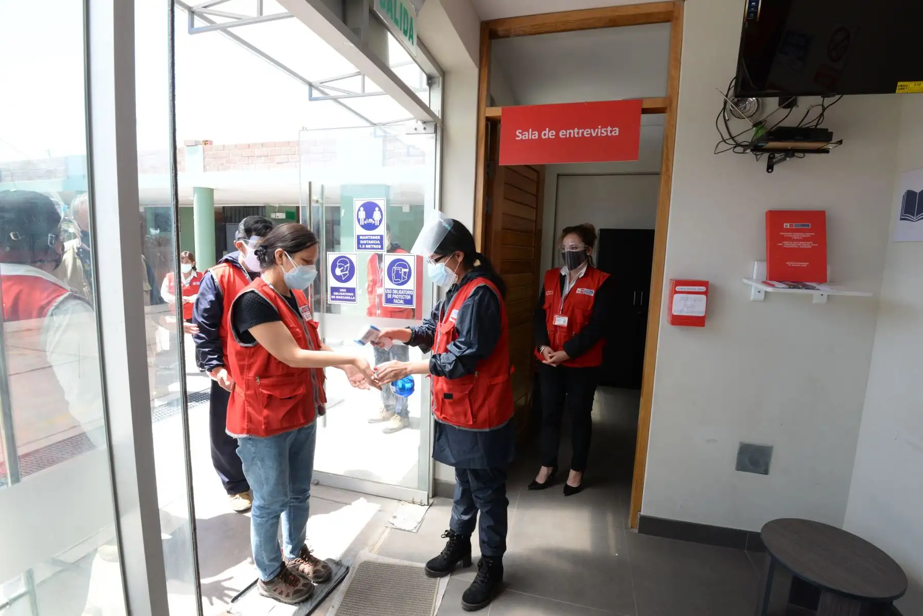 La ministra de la Mujer y Poblaciones Vulnerables, Anahí Durand realiza una visita de trabajo al Centro Emergencia Mujer (CEM) Miguel Grau, ubicado en el distrito de Paucarpata, en Arequipa.
Foto: MIMP