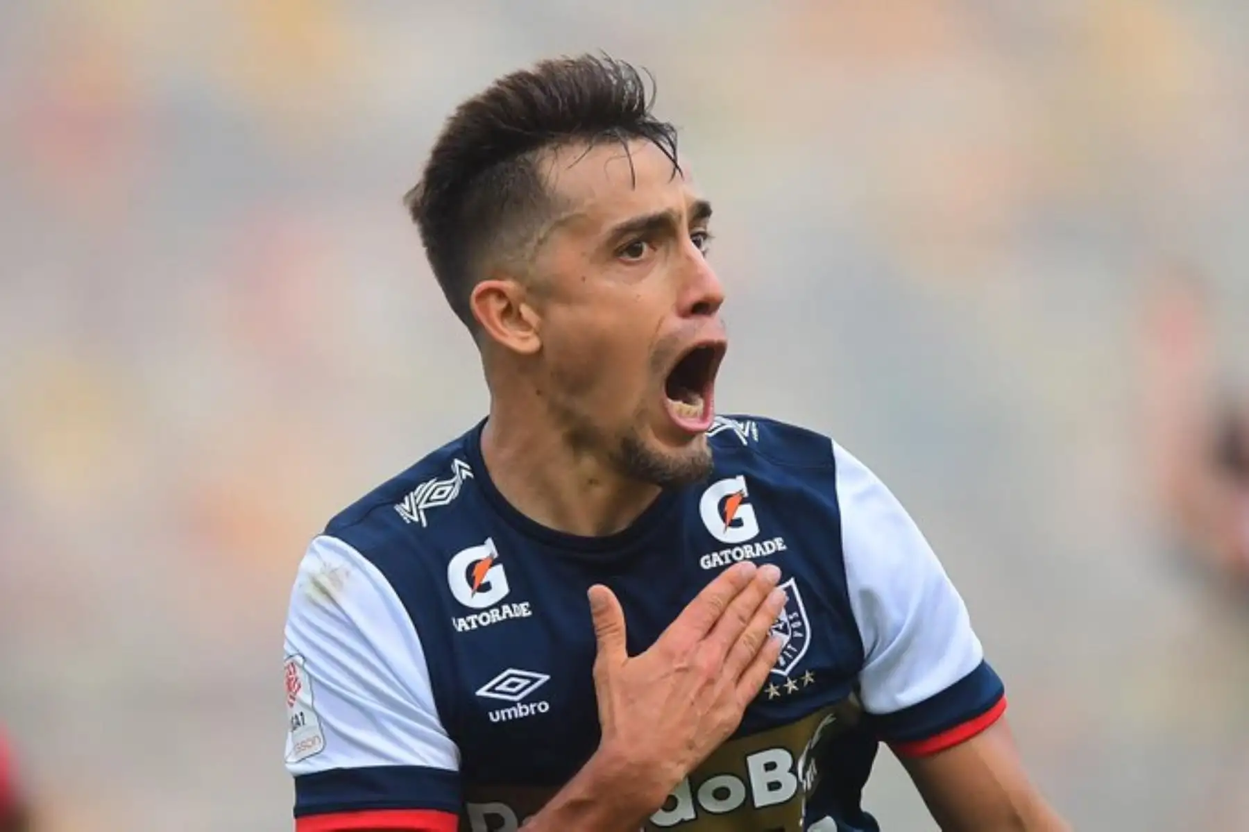 Martín Pérez Guedes de la Universidad San Martín anota ante Sporting Cristal durante partido por la por la segunda fecha de la Liga 1, en el Estadio Monumental. Foto: Liga 1