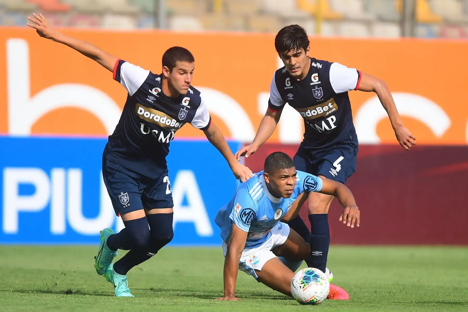 A. Barco de la Universidad San Martín marca a su rival de Sporting Cristal durante partido por la segunda fecha de la Liga 1, en el Estadio Monumental. Foto: Liga 1