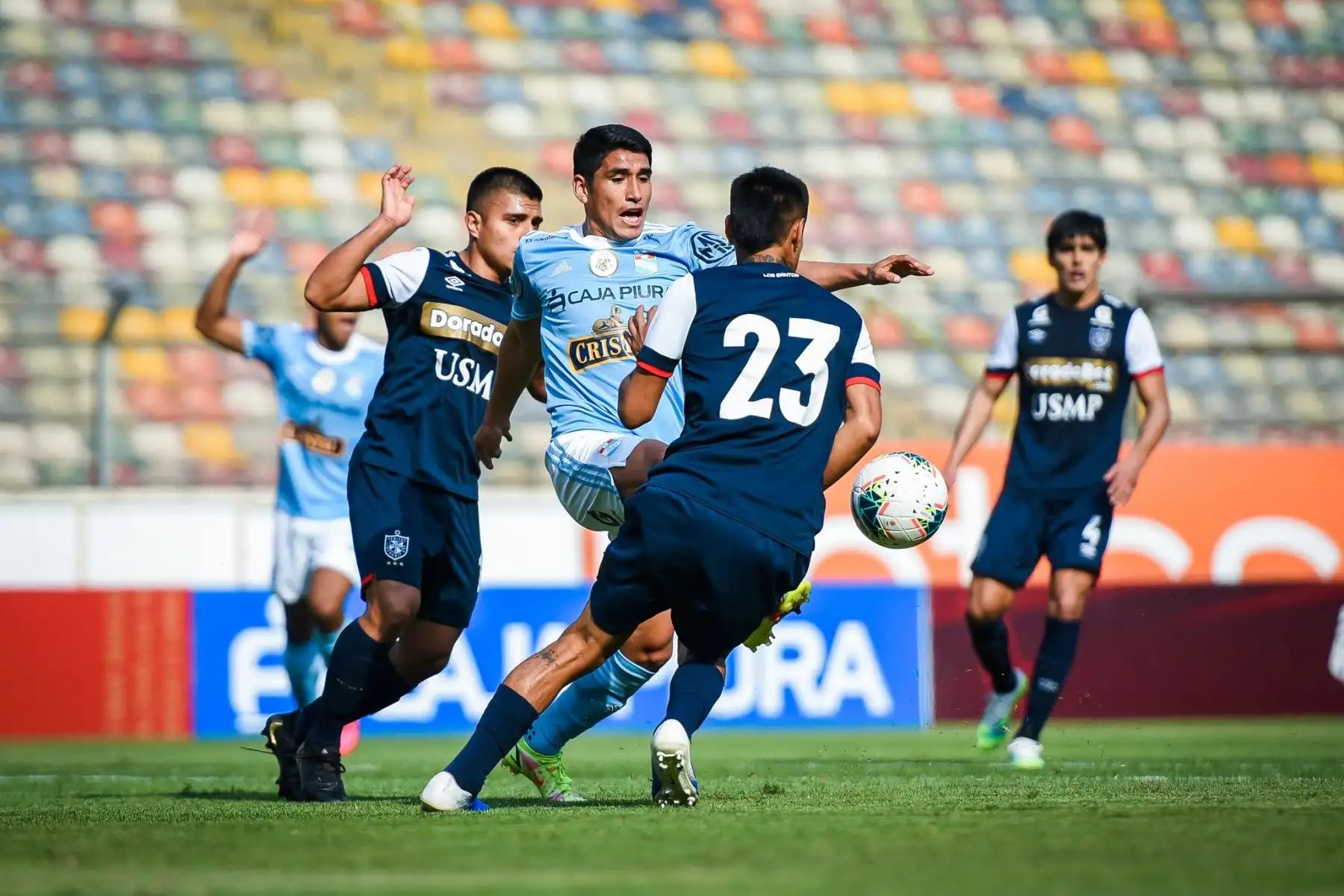 Irven Ávila de Sporting Cristal pelea un balón ante la marca de su rival de la Universidad San Martín durante partido por la segunda fecha de la Liga 1, en el Estadio Monumental. Foto: Sporting Cristal