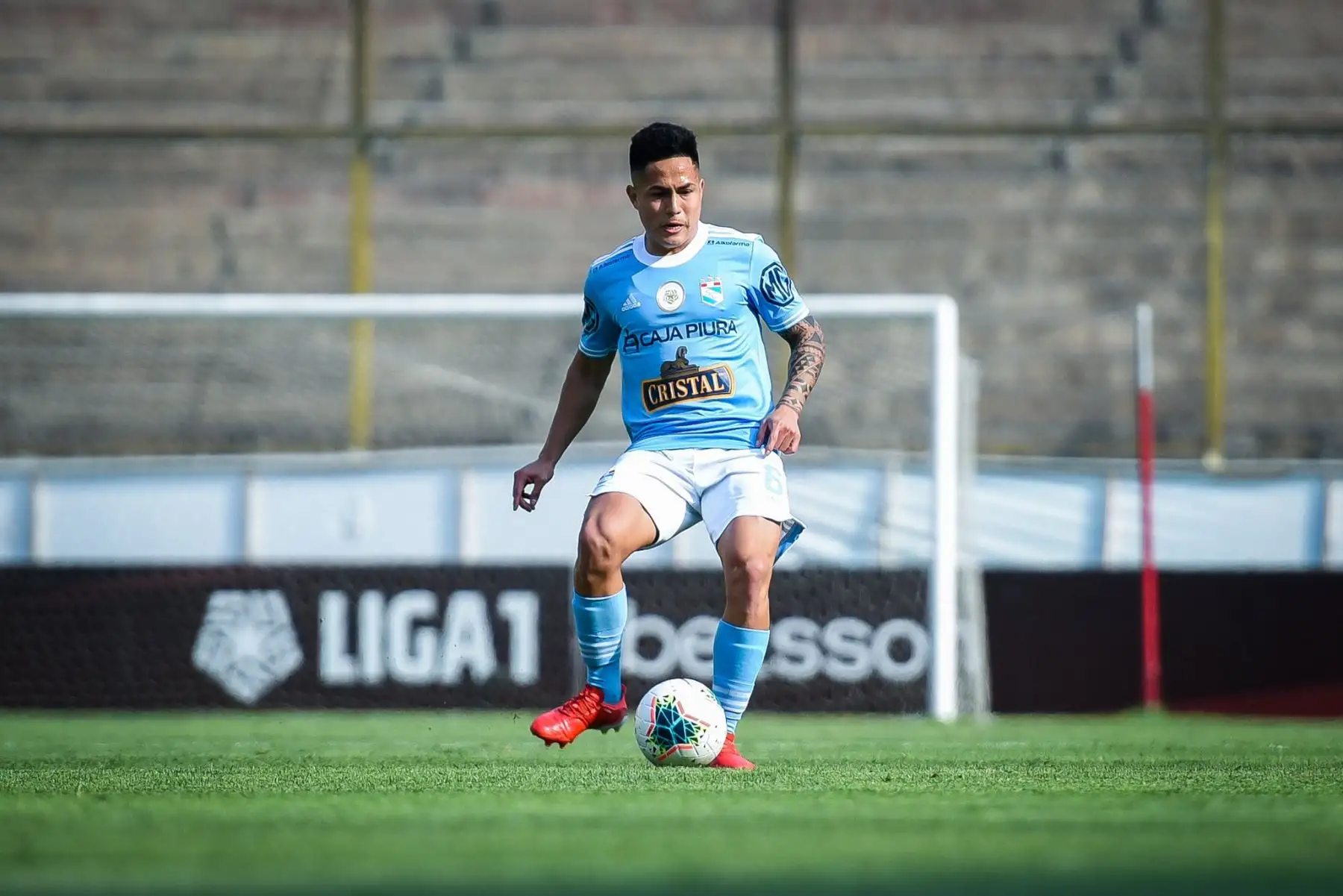 J. Pretell de Sporting Cristal controla el balón durante partido ante la Universidad San Martín por la segunda fecha de la Liga 1, en el Estadio Monumental. Foto: Sporting Cristal