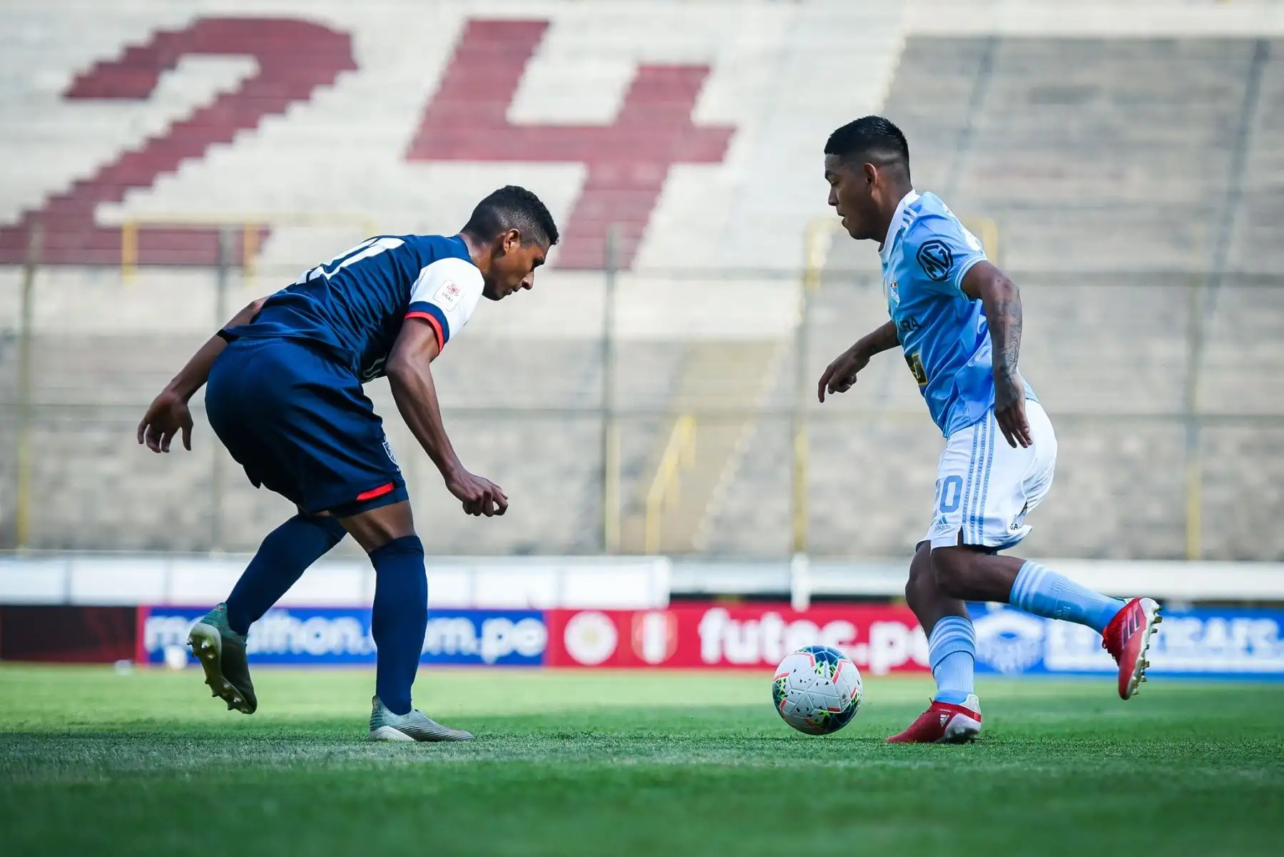 J. Grimaldo de Sporting Cristal enfrenta a su rival de la Universidad San Martín durante partido por la segunda fecha de la Liga 1, en el Estadio Monumental. Foto: Sporting Cristal