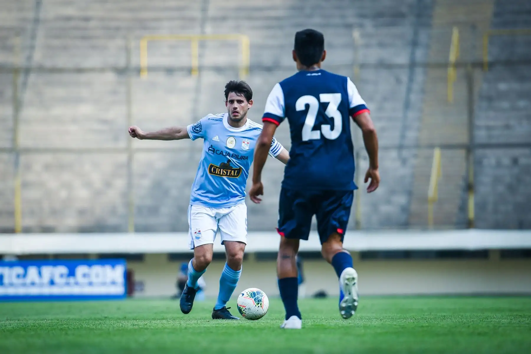 M. Riquelme de Sporting Cristal enfrenta a S. Salas de la Universidad San Martín durante partido por la segunda fecha de la Liga 1, en el Estadio Monumental. Foto: Sporting Cristal