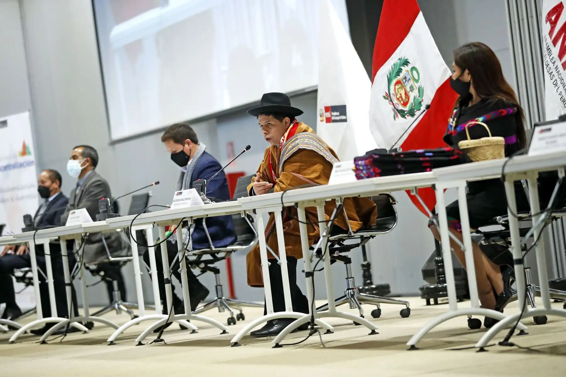 El presidente de la República, Pedro Castillo, acompañado de los ministros de estado participaron en la reunión entre el Ejecutivo y las alcaldesas del Bicentenerio, en el Centro de Convenciones de Lima Foto: ANDINA/Presidencia Perú