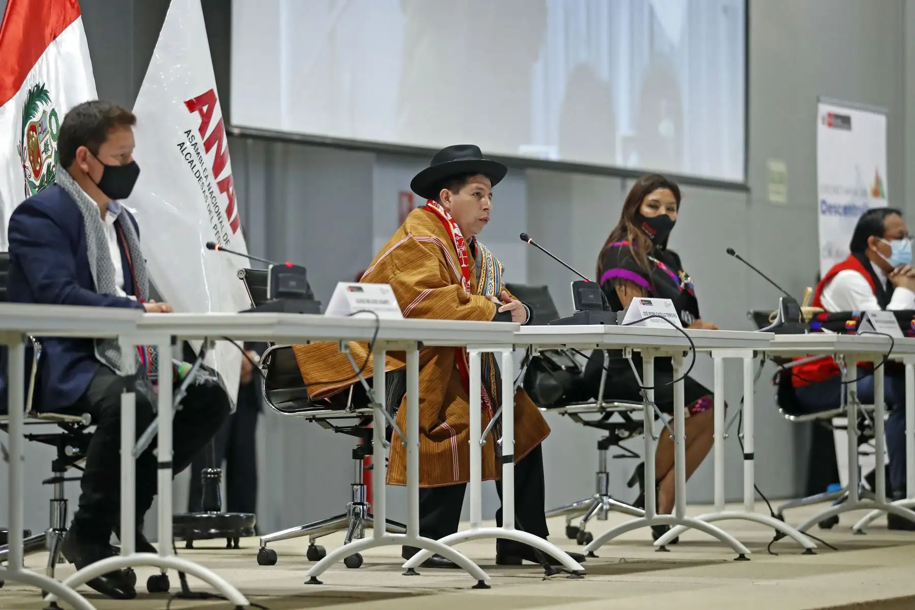 El presidente de la República, Pedro Castillo, acompañado de los ministros de estado participaron en la Reunión entre el Ejecutivo y las alcaldesas del Bicentenerio, en el Centro de Convenciones de Lima Foto: ANDINA/Presidencia Perú