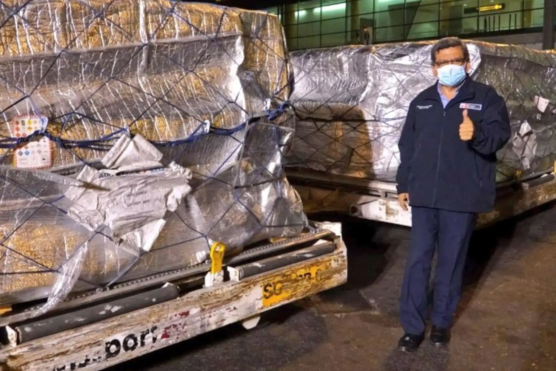 El ministro de Salud, Hernando Cevallos, recibió hoy un nuevo lote de vacunas contra el covid-19. Foto: ANDINA/difusión.