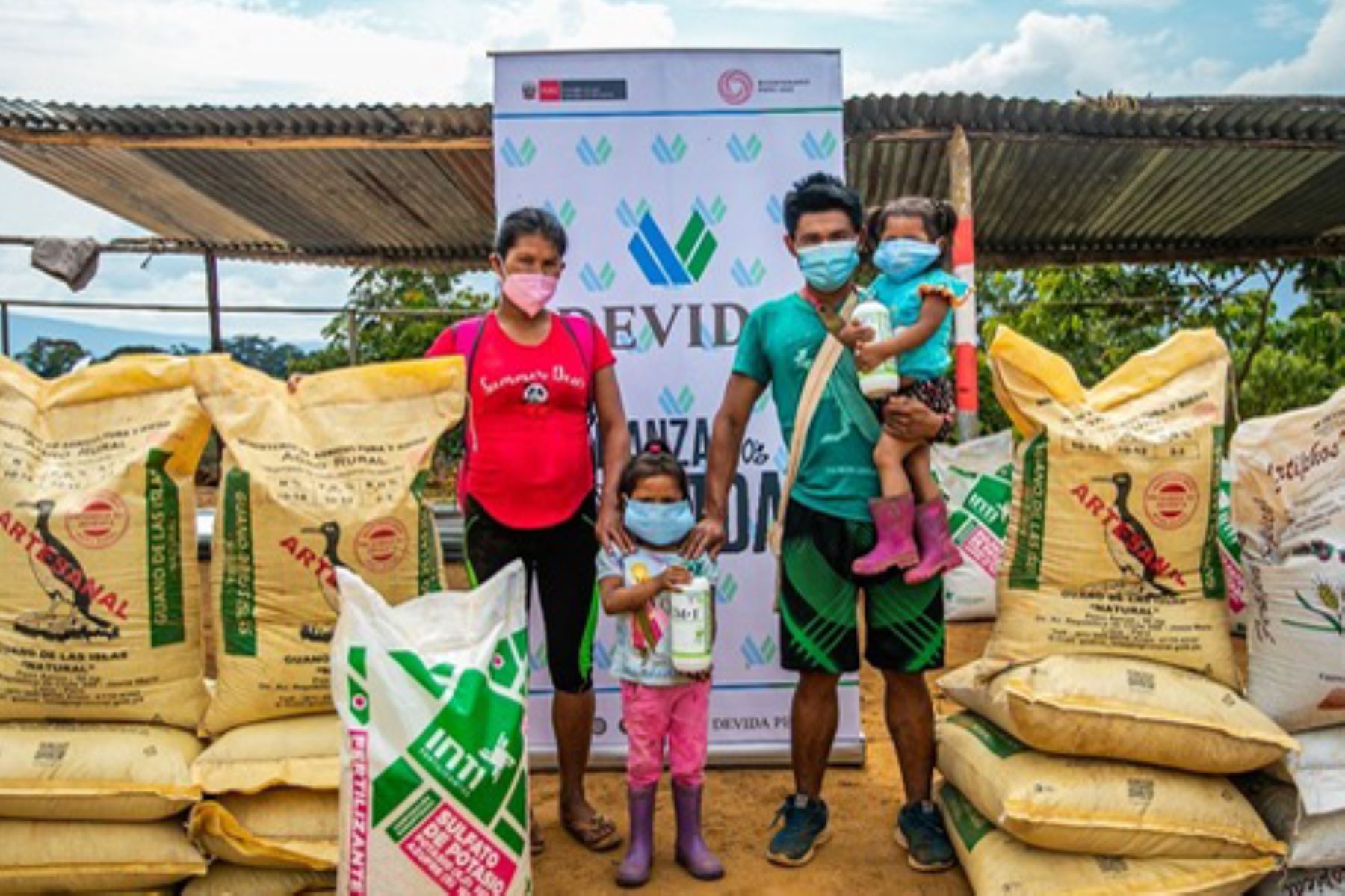 Los insumos permitirán una mejor producción de café de 1,035 familias caficultoras del norte del Vraem. Foto: ANDINA/Devida