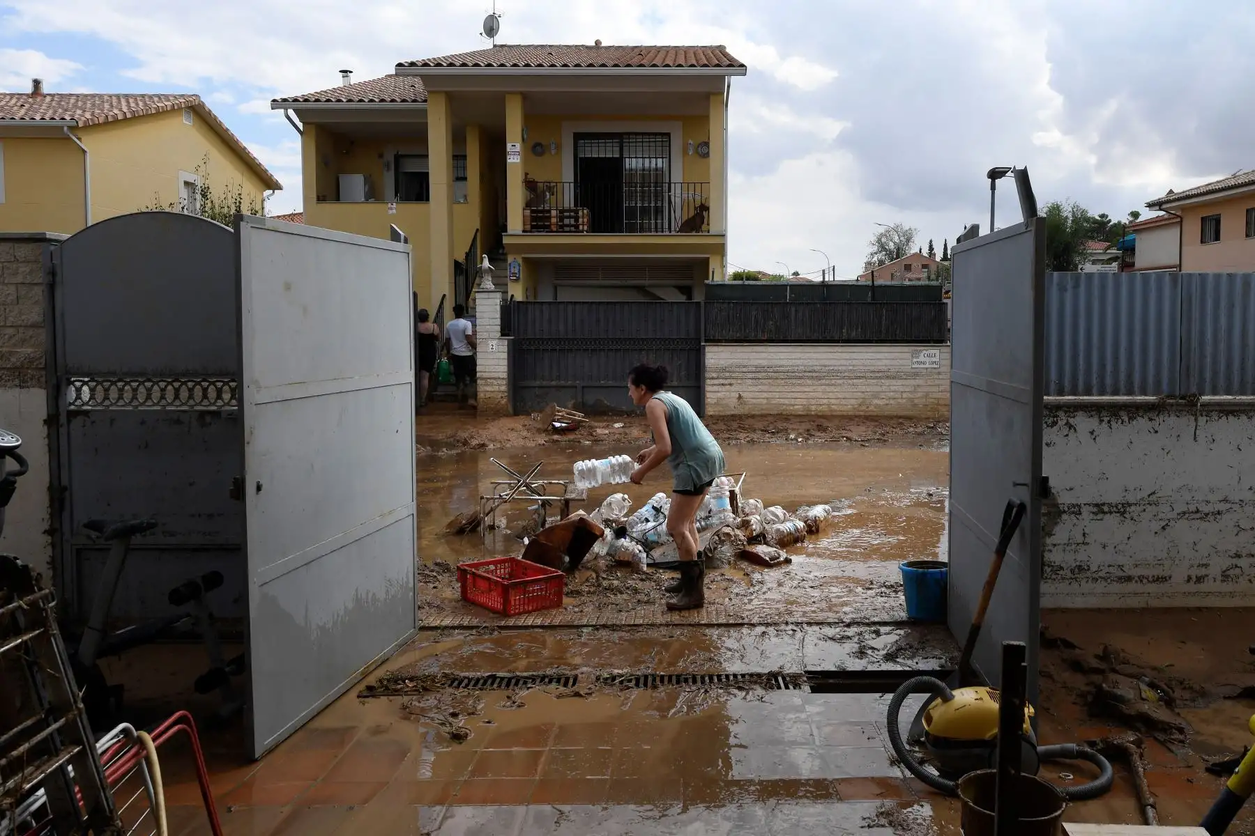 Una mujer limpia su casa en Cobisa, provincia de Toledo después que una inundación repentina afectara la zona. Foto: AFP