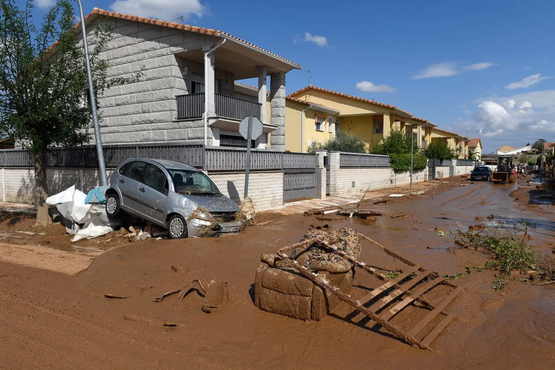 Escombros y lodo cubren por completo una calle en Cobisa, provincia de Toledo, España; después las fuertes lluvias afectaran esta zona. Foto: AFP