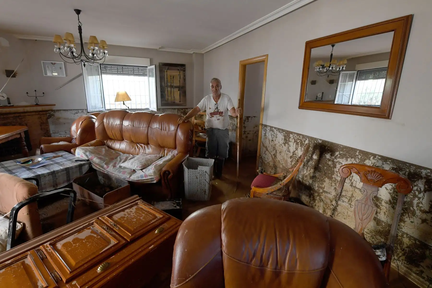 Un residente limpia su casa en Cobisa, provincia de Toledo, España. Foto: AFP