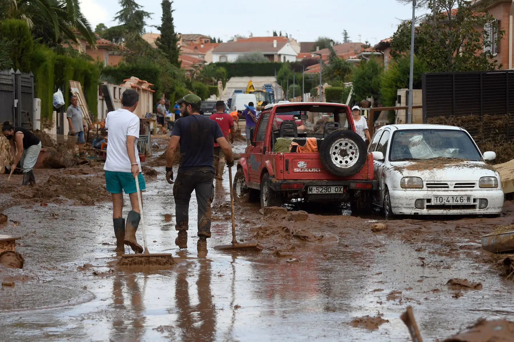 Los residentes limpian una calle en Cobisa, provincia de Toledo, en España. Foto: AFP