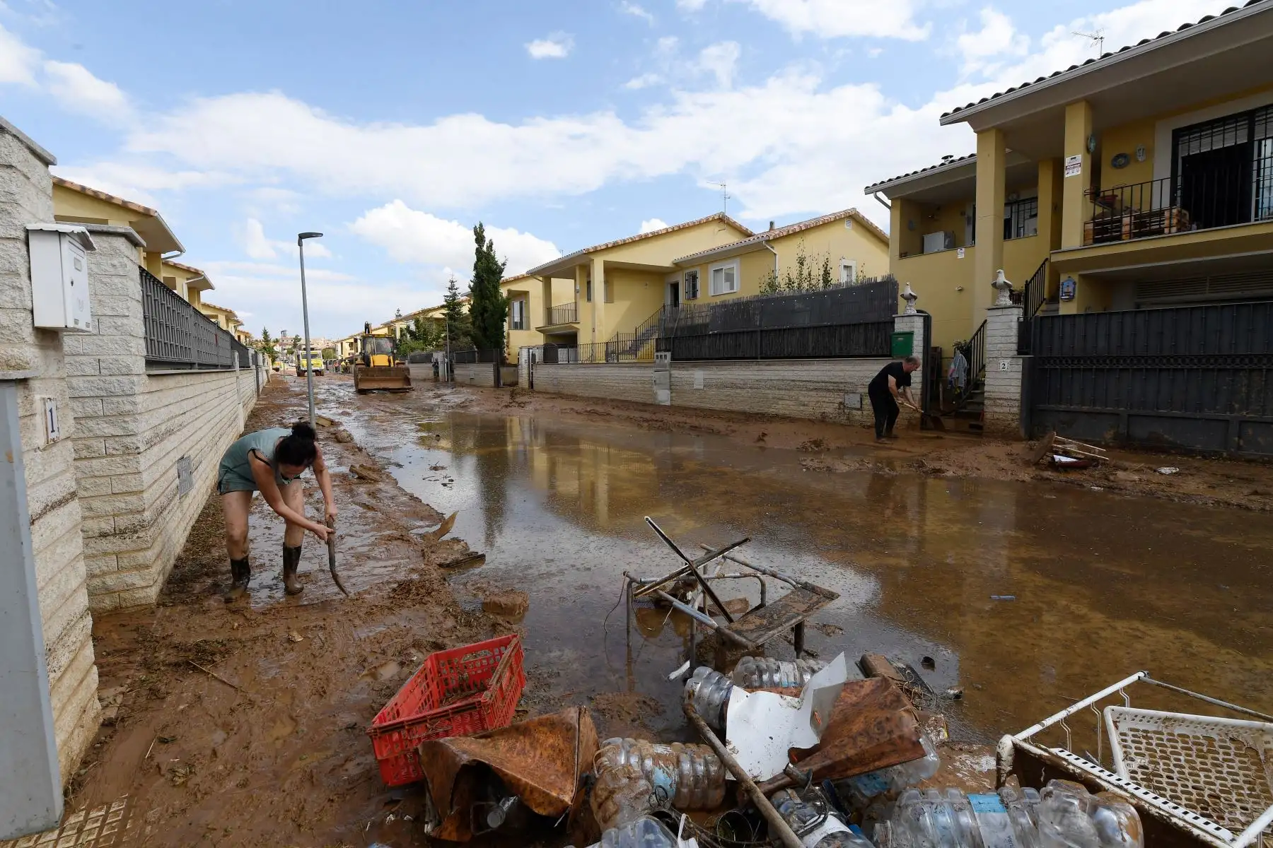 Los residentes limpian una calle inundada frente a sus casas en Cobisa, provincia de Toledo, en España. Foto: AFP