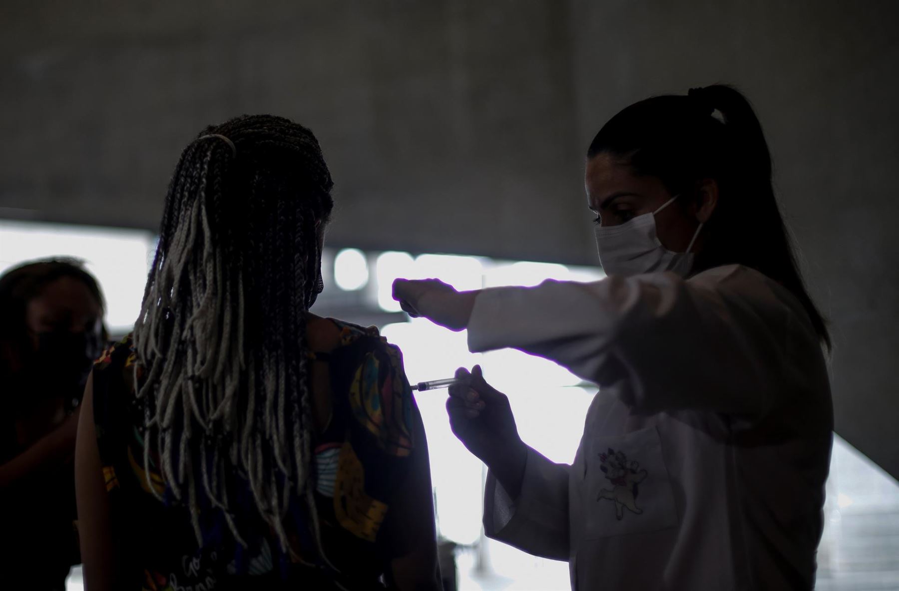 Brasileños avanzan en vacuna contra el covid-19 en forma de espray nasal.