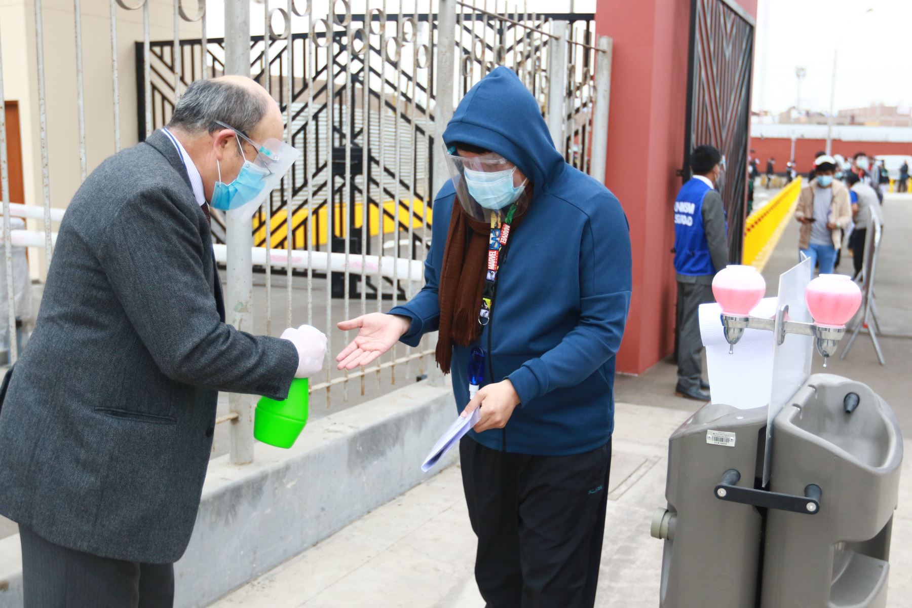 Postulantes a la UNMSM rinden primer examen de admisión acatando medidas de bioseguridad frente a la pandemia. Foto: ANDINA/Jhonel Rodríguez