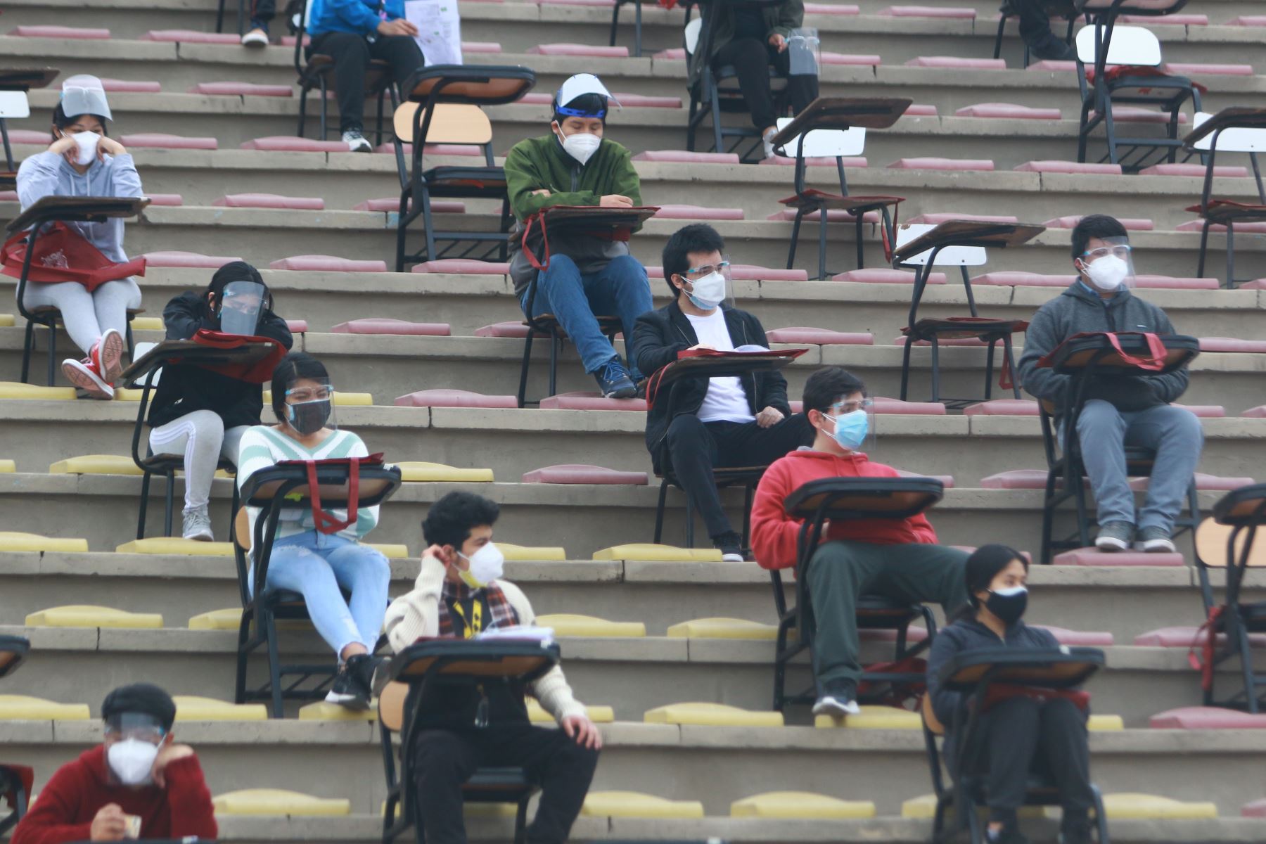 Numerosos jóvenes dan examen admisión a la Universidad Mayor de San Marcos en el estadio de dicha casa de estudios. Foto: ANDINA/Jhonel Rodríguez Robles