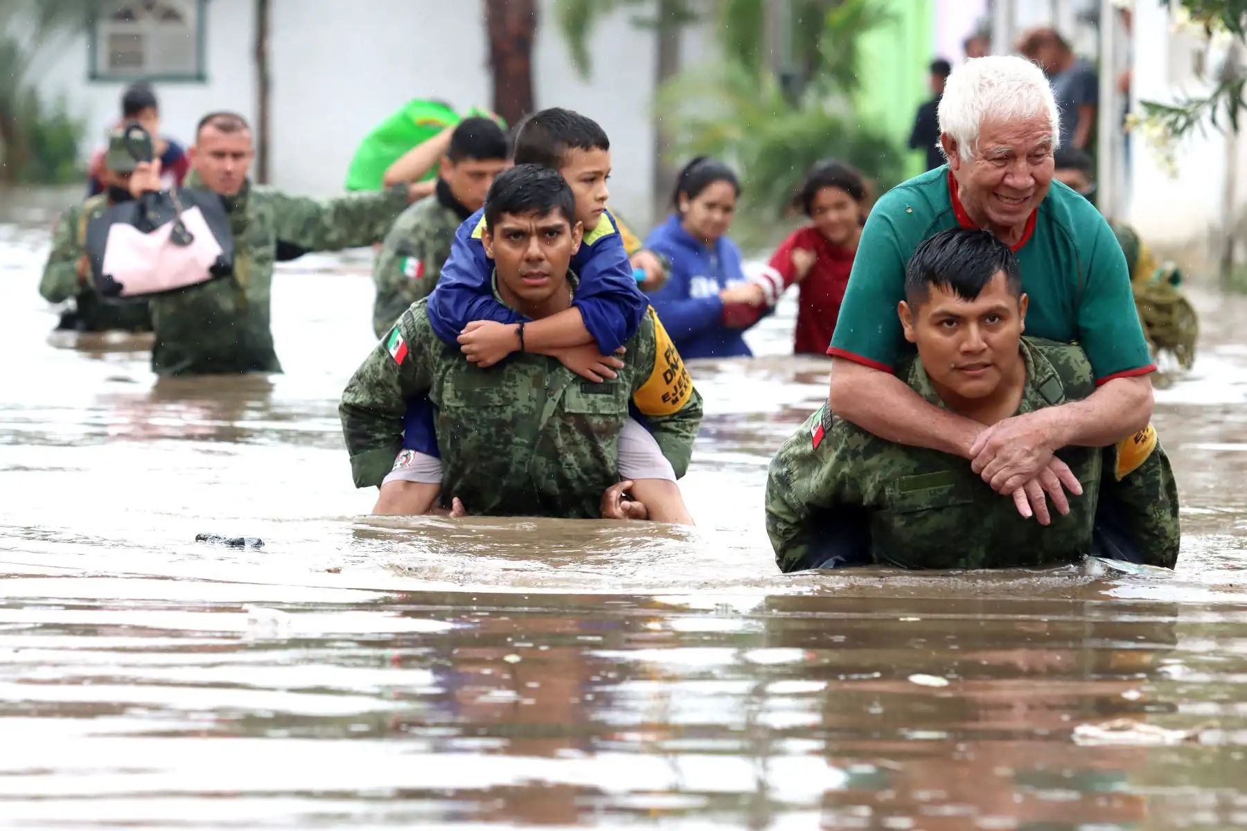 Miembros del Ejército rescatan a personas que quedaron atrapadas luego de las fuertes lluvias en Tlaquepaque, estado de Jalisco, México. Foto: AFP