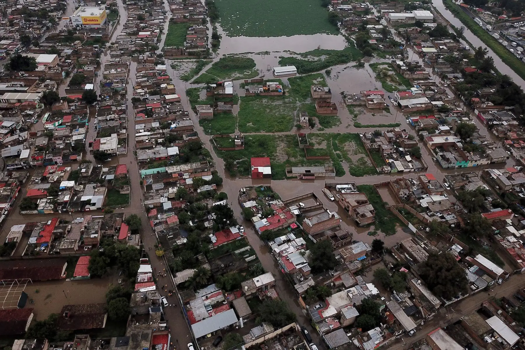 Vista aérea de casas inundadas luego de fuertes lluvias en Tlaquepaque, estado de Jalisco, México. Foto: AFP