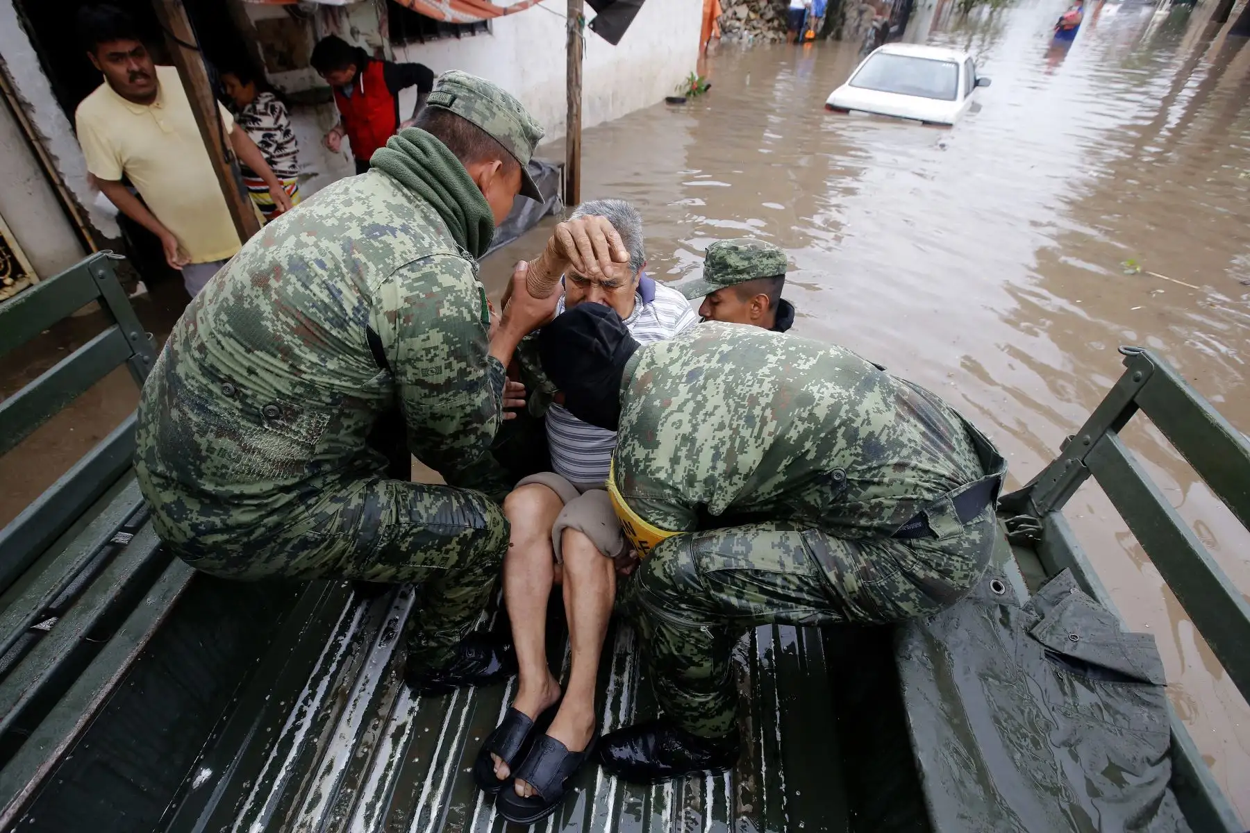 Miembros del Ejército rescatan a personas que quedaron atrapadas luego de las fuertes lluvias en Tlaquepaque, estado de Jalisco, México. Foto: AFP