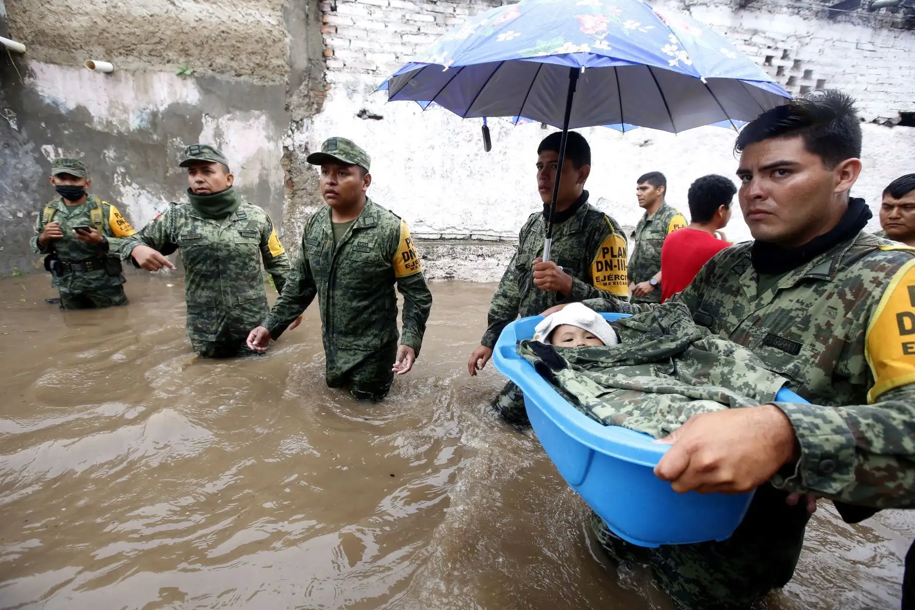Miembros del Ejército rescatan a bebé luego de las fuertes lluvias en Tlaquepaque, estado de Jalisco, México. Foto: AFP