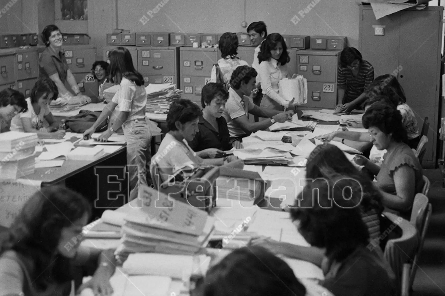 Lima - 14 marzo 1978. Personal de la Universidad Nacional Mayor de San Marcos verifica los documentos entregados por los postulantes para su inscripción al examen de admisión. Foto: Archivo Histórico de El Peruano / Máximo Miralles