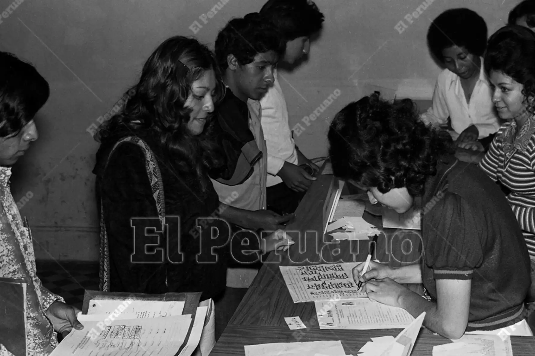Lima - 07 abril 1975. Inscripción para el examen de admisión a la Universidad Nacional Mayor de San Marcos. Foto: Archivo Histórico de El Peruano / Bernabé Wong