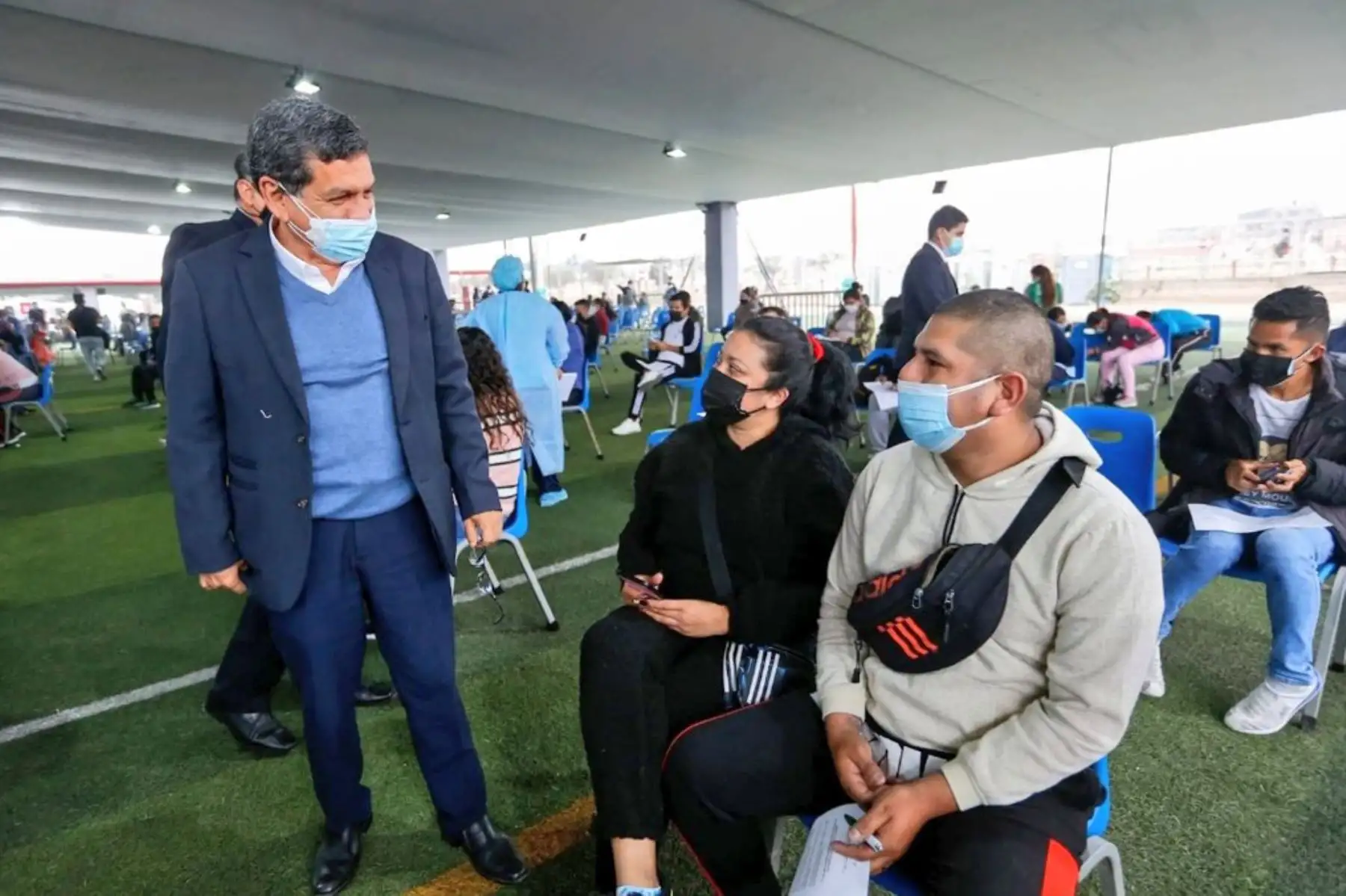 El ministro de Salud, Hernando Cevallos, supervisa inicio del séptimo Vacunatón contra la covid-19, en el centro de inmunización ubicado en El Agustino. Foto: ANDINA/Minsa