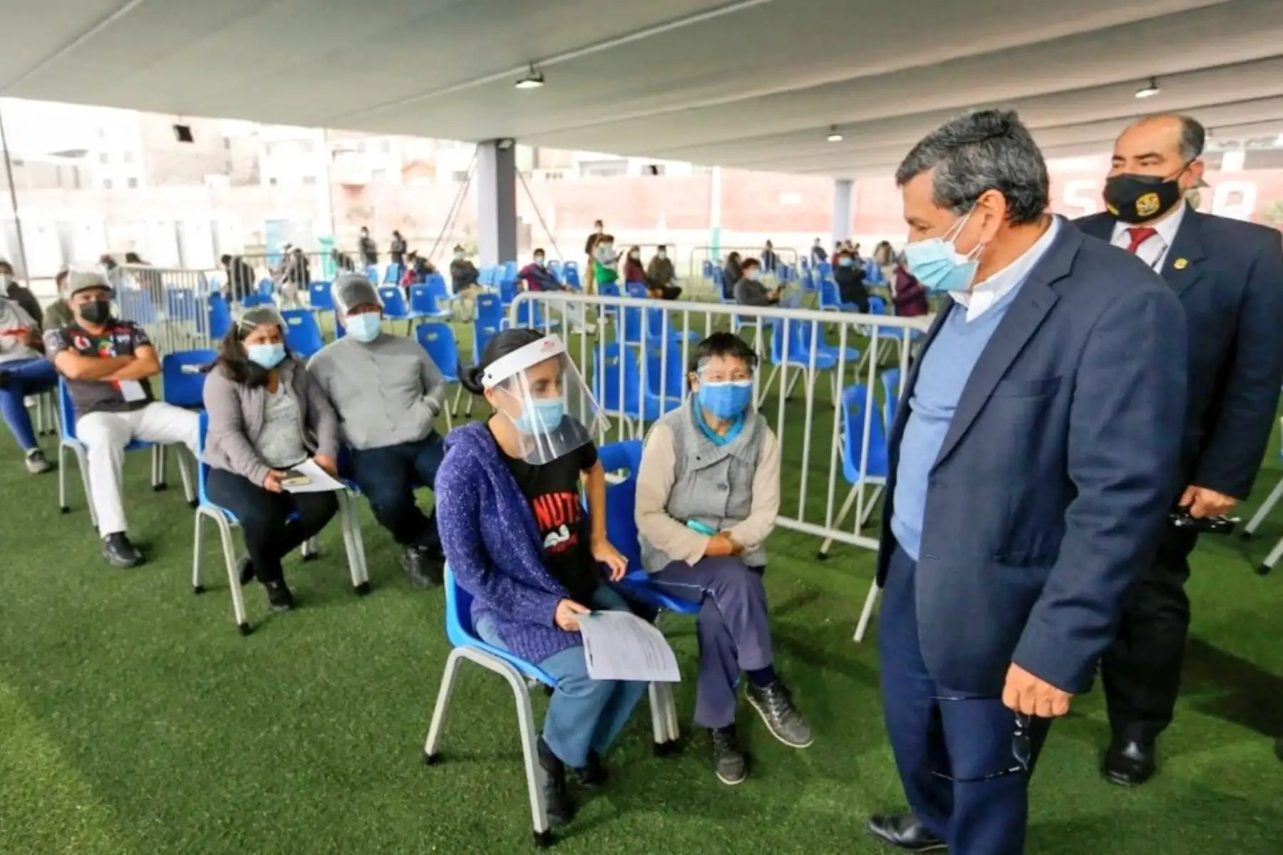 El ministro de Salud, Hernando Cevallos, supervisa inicio del séptimo Vacunatón contra la covid-19, en el centro de inmunización ubicado en El Agustino. Foto: ANDINA/Minsa
