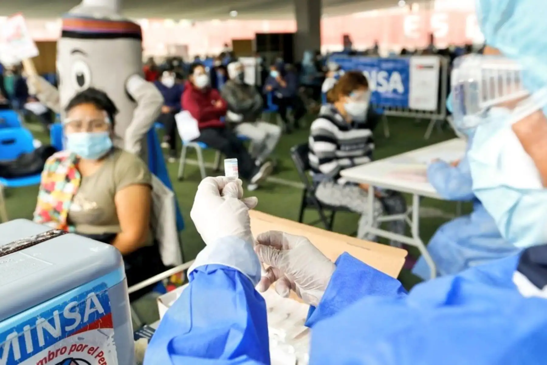 El ministro de Salud, Hernando Cevallos, supervisa inicio del séptimo Vacunatón contra la covid-19, en el centro de inmunización ubicado en El Agustino. Foto: ANDINA/Minsa