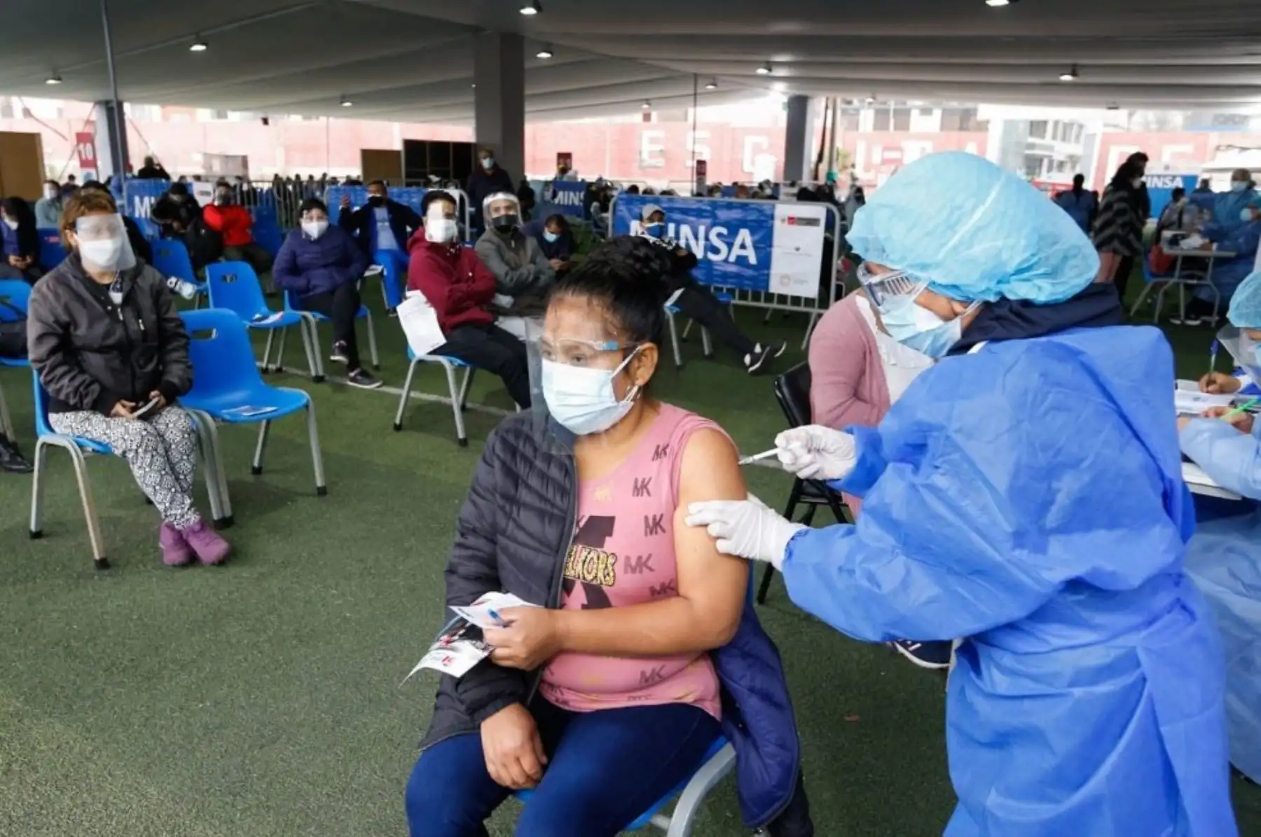 El ministro de Salud, Hernando Cevallos, supervisa inicio del séptimo Vacunatón contra la covid-19, en el centro de inmunización ubicado en El Agustino. Foto: ANDINA/Minsa