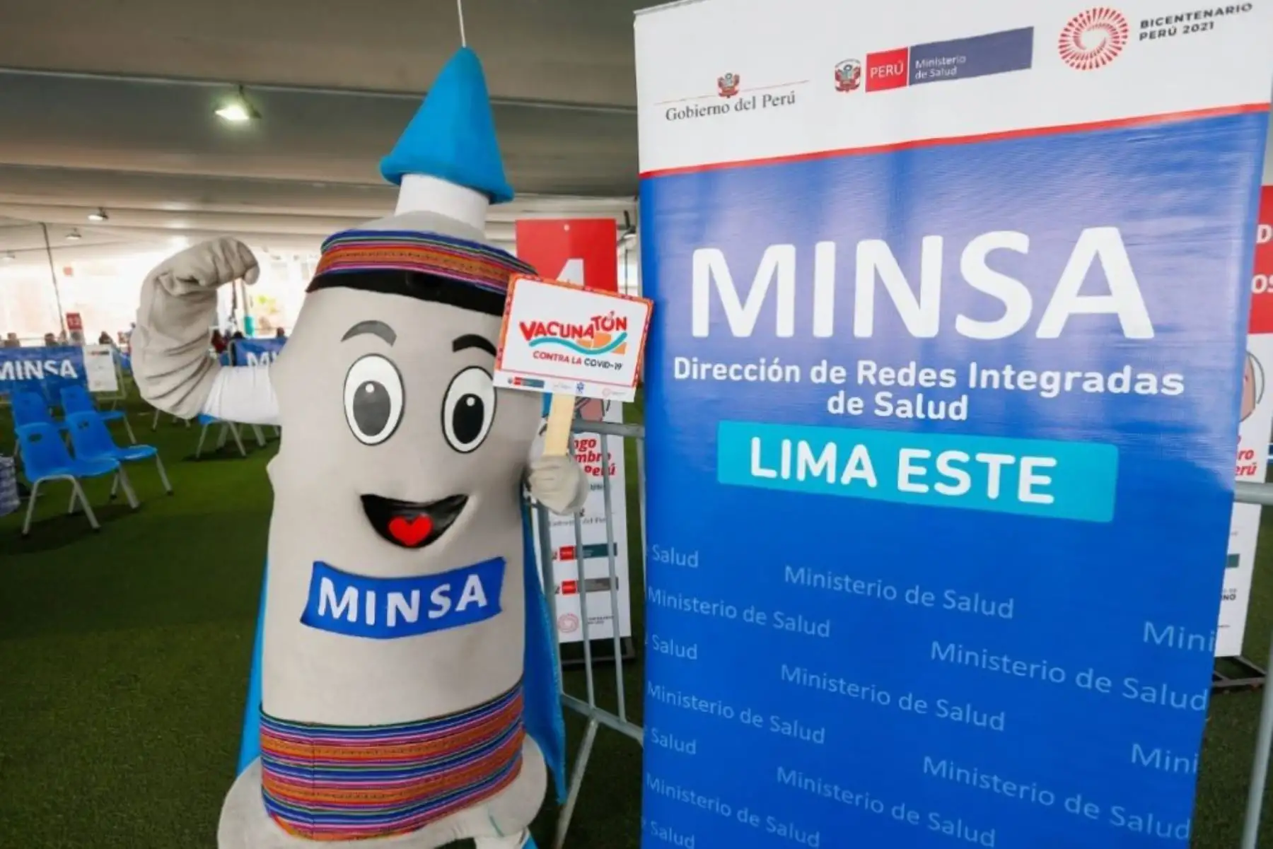 El ministro de Salud, Hernando Cevallos, supervisa inicio del séptimo Vacunatón contra la covid-19, en el centro de inmunización ubicado en El Agustino. Foto: ANDINA/Minsa