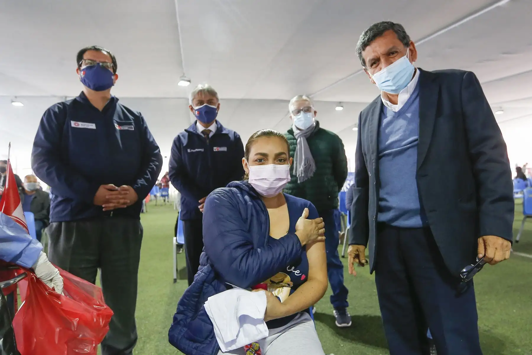 El ministro de Salud, Hernando Cevallos, supervisa inicio del séptimo Vacunatón contra la covid-19, en el centro de inmunización ubicado en El Agustino. Foto: ANDINA/Minsa
