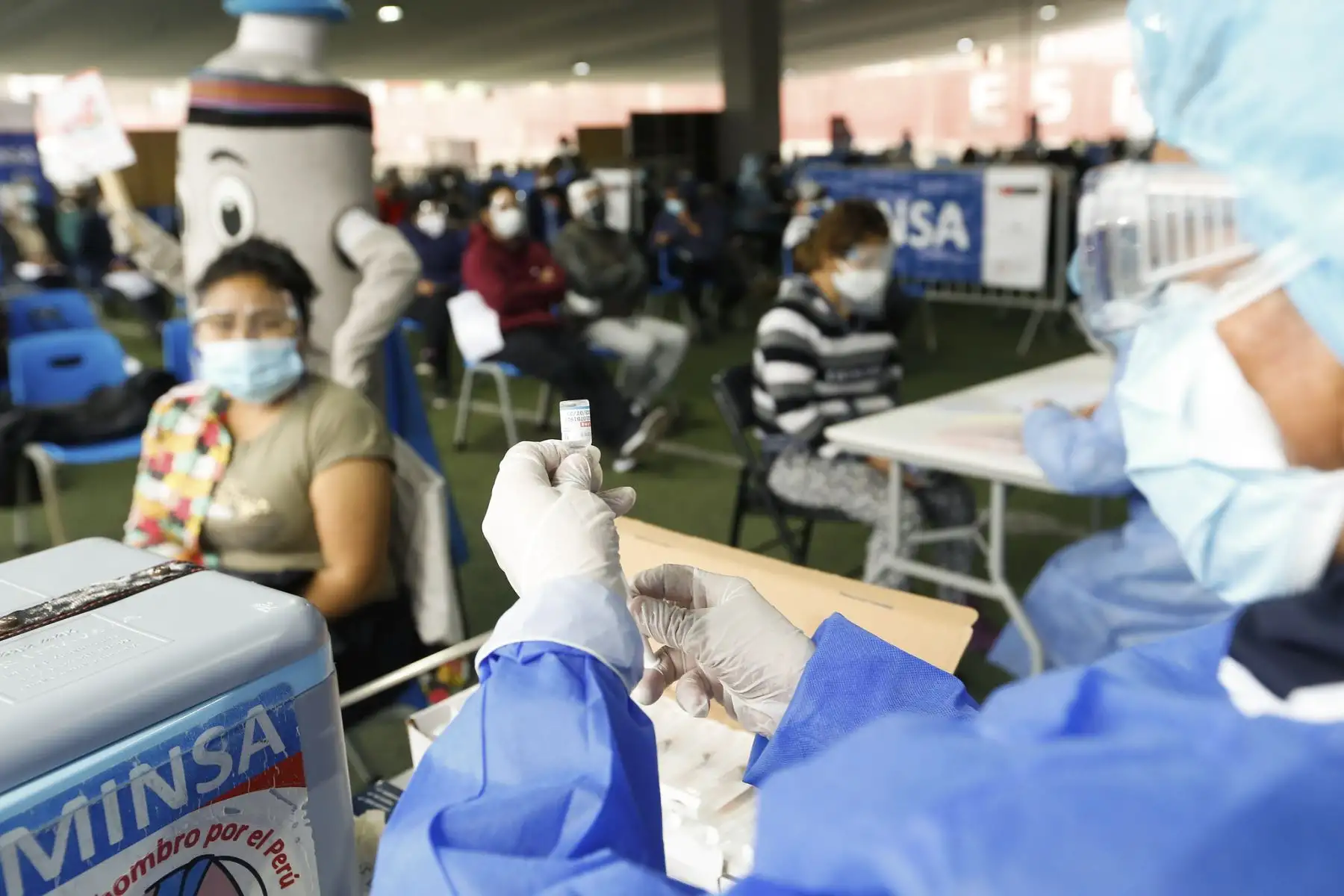 El ministro de Salud, Hernando Cevallos, supervisa inicio del séptimo Vacunatón contra la covid-19, en el centro de inmunización ubicado en El Agustino. Foto: ANDINA/Minsa
