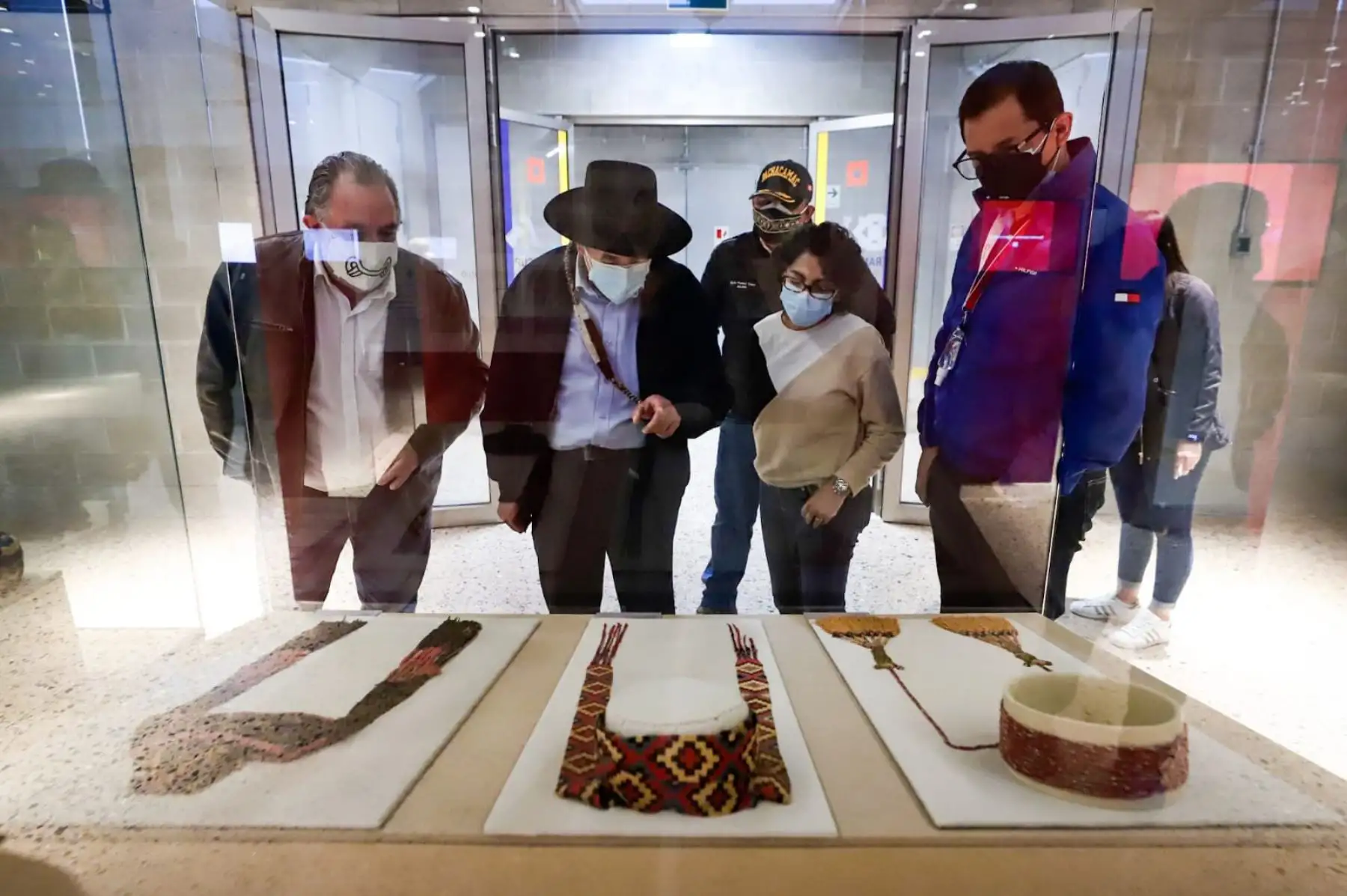 Desde que el Museo Nacional del Perú  fue abierto al público, el 27 pasado de julio, los visitantes que han disfrutado de las tres muestras temporales expuestas, manifiestan un especial interés por la historia de los textiles Paracas, cuadros al óleo del siglo XVII y piezas de oro moche. Foto: ANDINA/Mincul