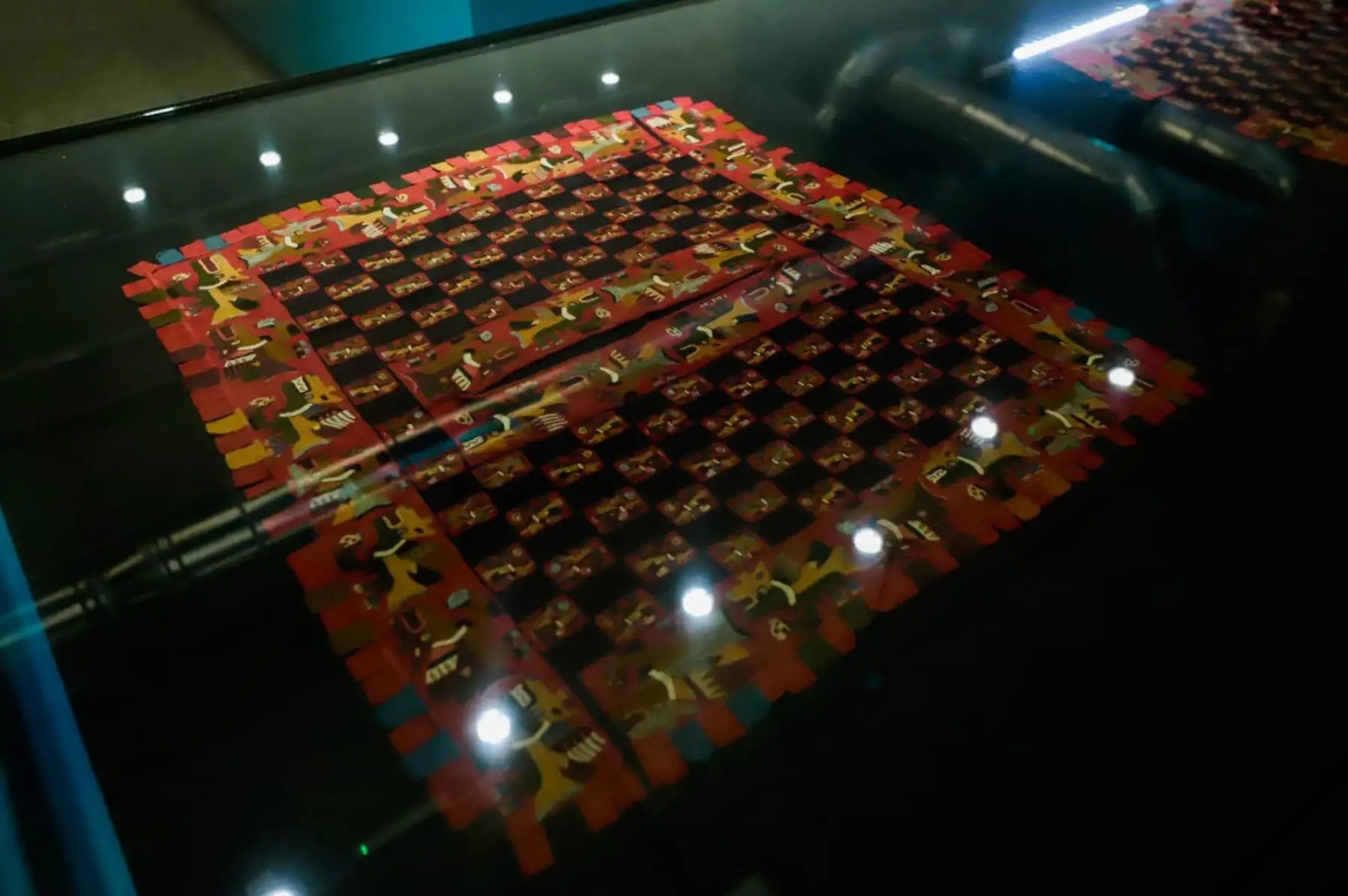 Desde que el Museo Nacional del Perú  fue abierto al público, el 27 pasado de julio, los visitantes que han disfrutado de las tres muestras temporales expuestas, manifiestan un especial interés por la historia de los textiles Paracas, cuadros al óleo del siglo XVII y piezas de oro moche. Foto: ANDINA/Mincul
