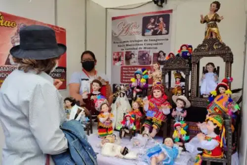 La Plaza de Armas de la ciudad de Cusco es escenario de la feria artesanal “Manos Andinas: grandes maestros de la artesanía”, que reúne a exponentes de diferentes regiones del país, quienes exhiben y venden sus diversas creaciones artísticas.