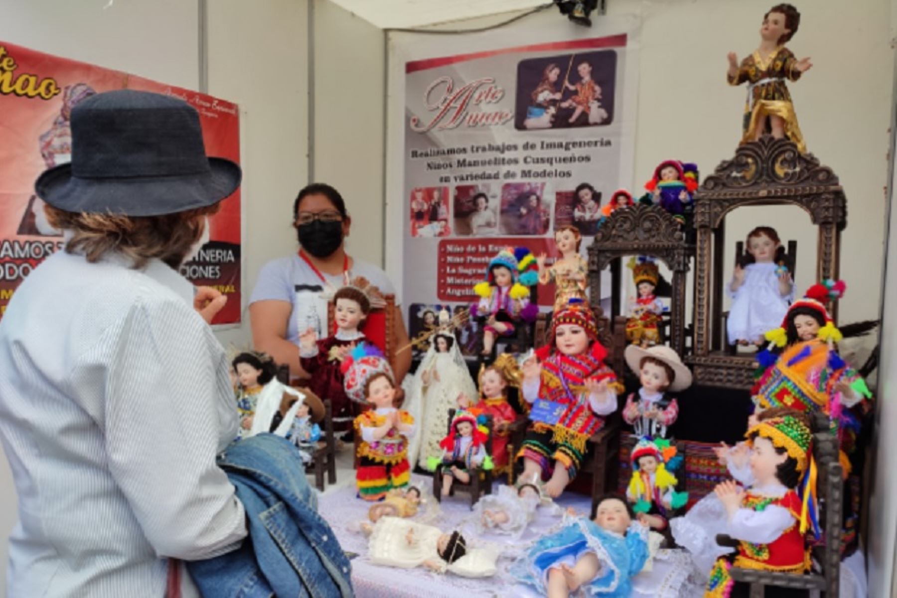 La Plaza de Armas de la ciudad de Cusco es escenario de la feria artesanal “Manos Andinas: grandes maestros de la artesanía”, que reúne a exponentes de diferentes regiones del país, quienes exhiben y venden sus diversas creaciones artísticas.