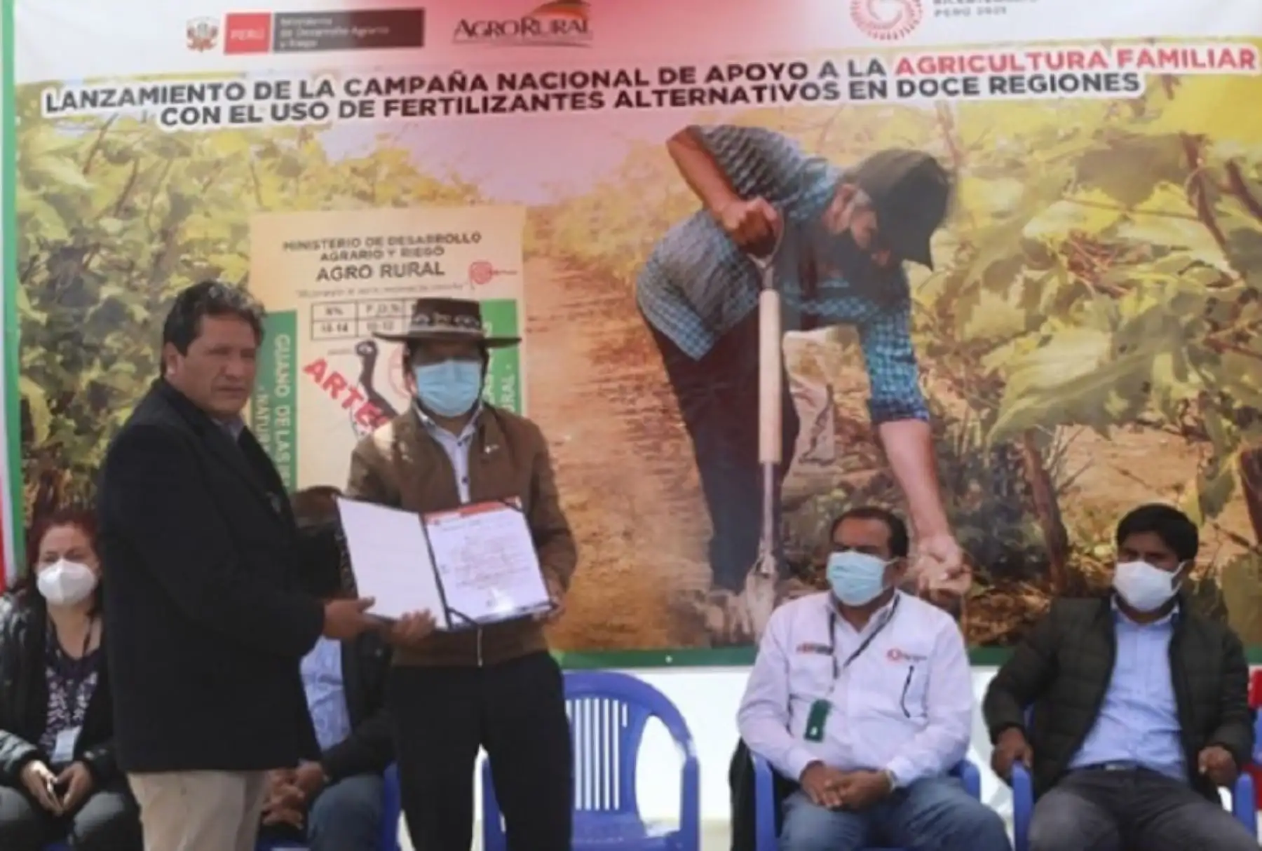 El ministro de Desarrollo Agrario y Riego, Víctor Maita Frisancho, lanzó en Huancavelica la Campaña Nacional en apoyo a la Agricultura Familiar con el uso de fertilizantes alternativos en 12 regiones, a fin de contrarrestar el alza de precios de fertilizantes y potenciar la agricultura familiar orgánica con altos rendimientos.