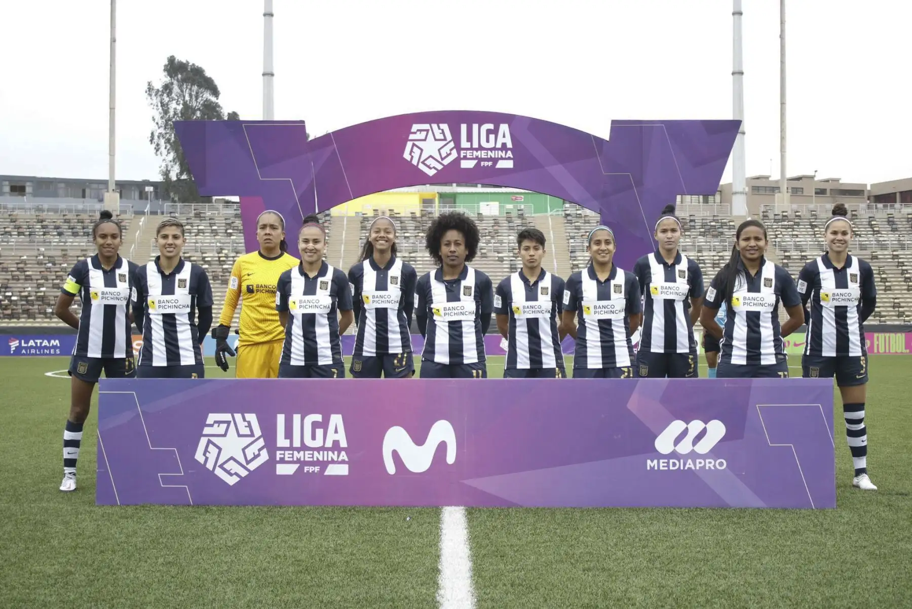 Alianza Lima y Universitario de Deportes disputan la final de la LIga Femenina 2021 en el estadio de la UNMSM.
Foto: Liga Femenina FPF