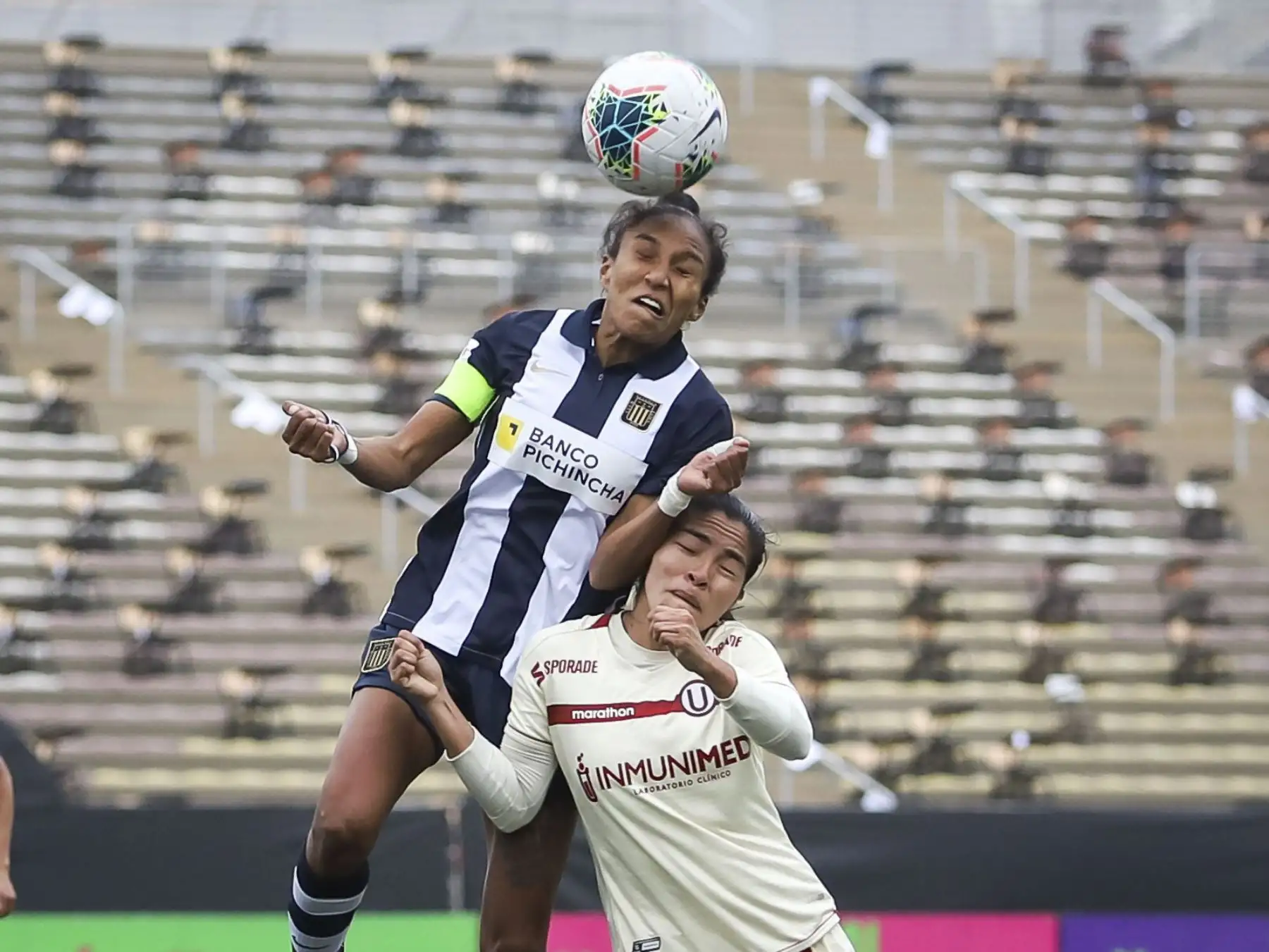 Alianza Lima y Universitario de Deportes disputan la final de la LIga Femenina 2021 en el estadio de la UNMSM.
Foto: Liga Femenina FPF