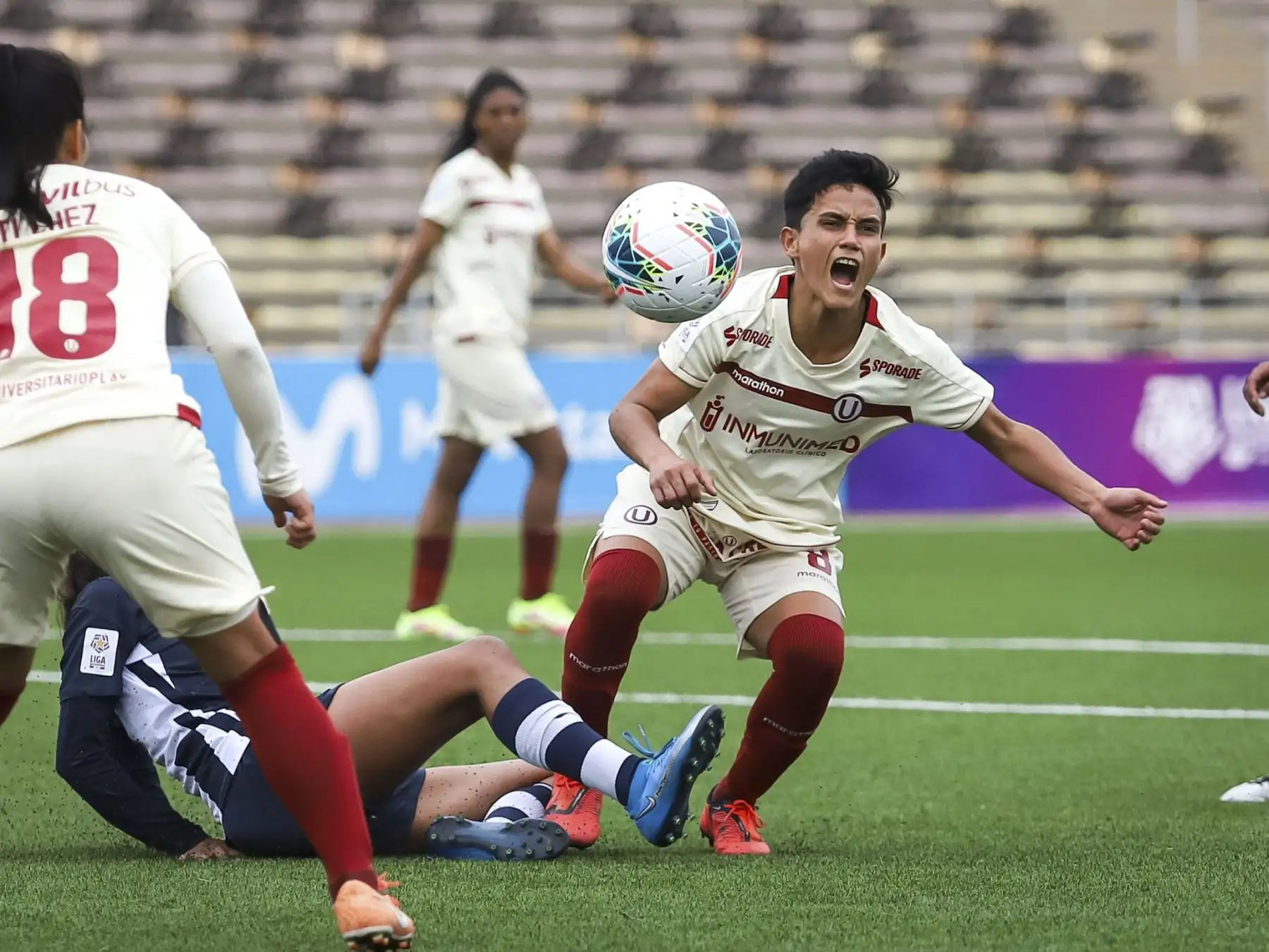 Alianza Lima y Universitario de Deportes disputan la final de la LIga Femenina 2021 en el estadio de la UNMSM.
Foto: Liga Femenina FPF