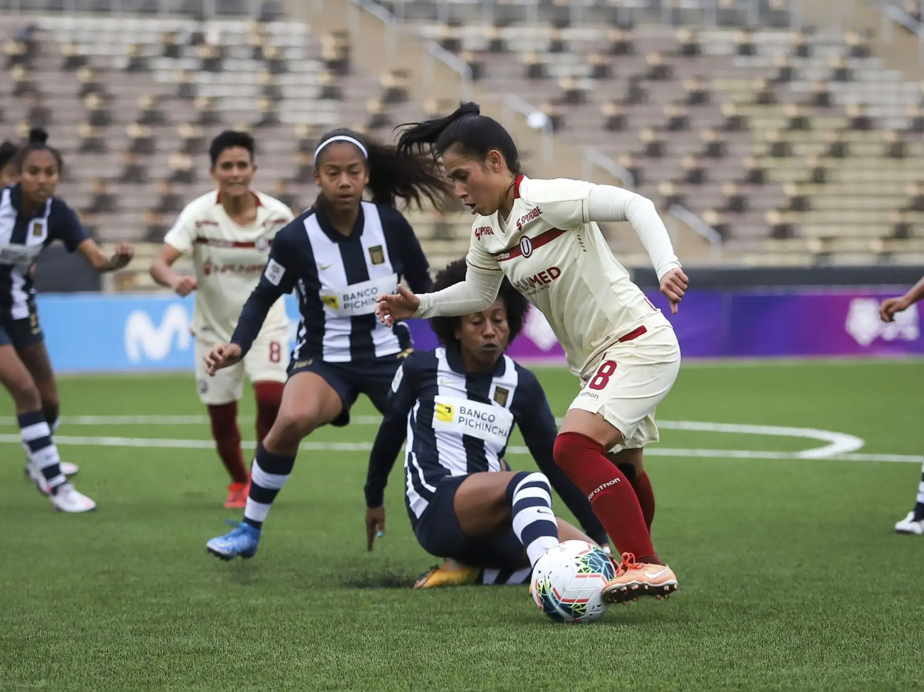 Alianza Lima y Universitario de Deportes disputan la final de la LIga Femenina 2021 en el estadio de la UNMSM.
Foto: Liga Femenina FPF