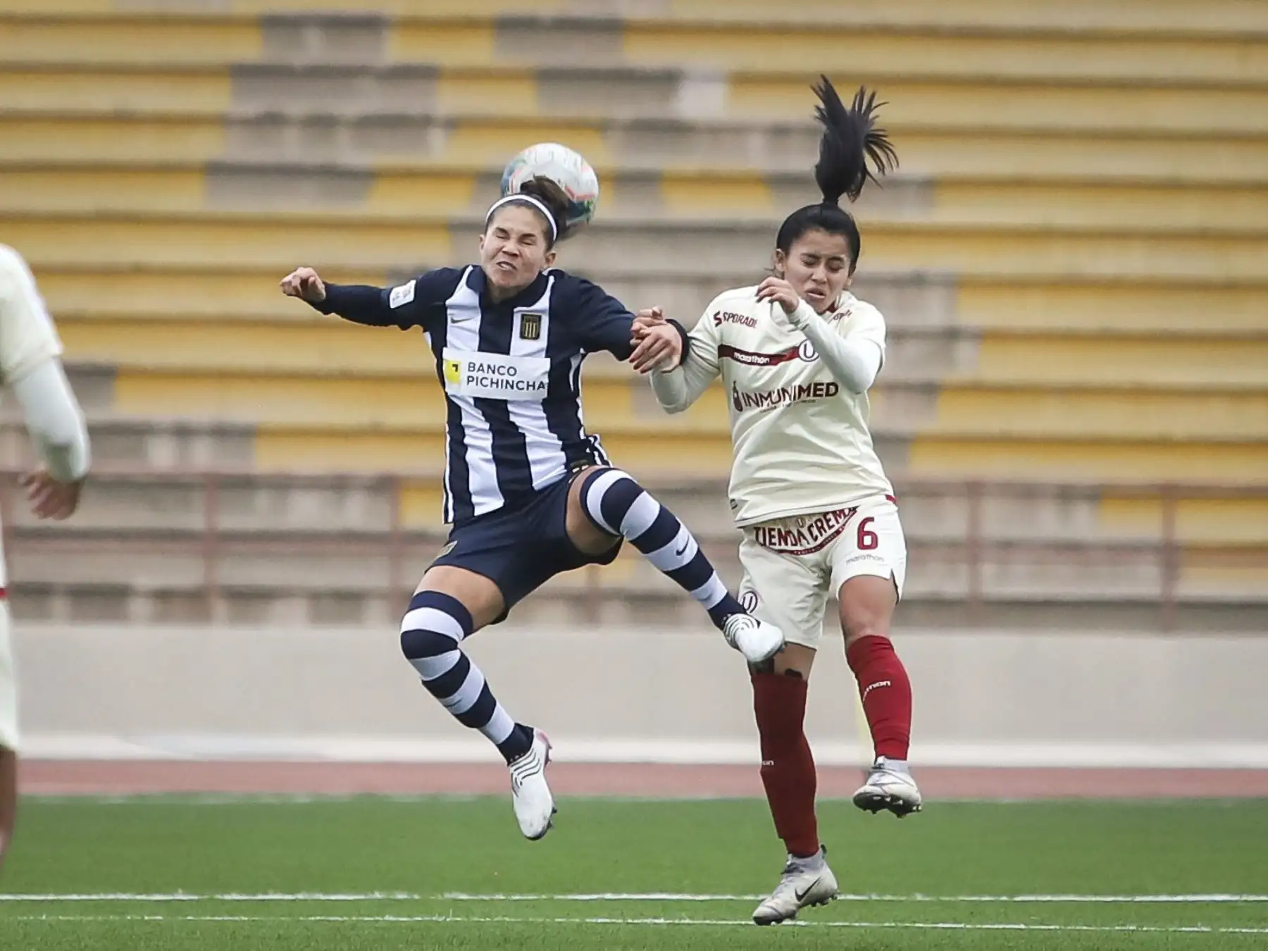 Alianza Lima y Universitario de Deportes disputan la final de la LIga Femenina 2021 en el estadio de la UNMSM.
Foto: Liga Femenina FPF