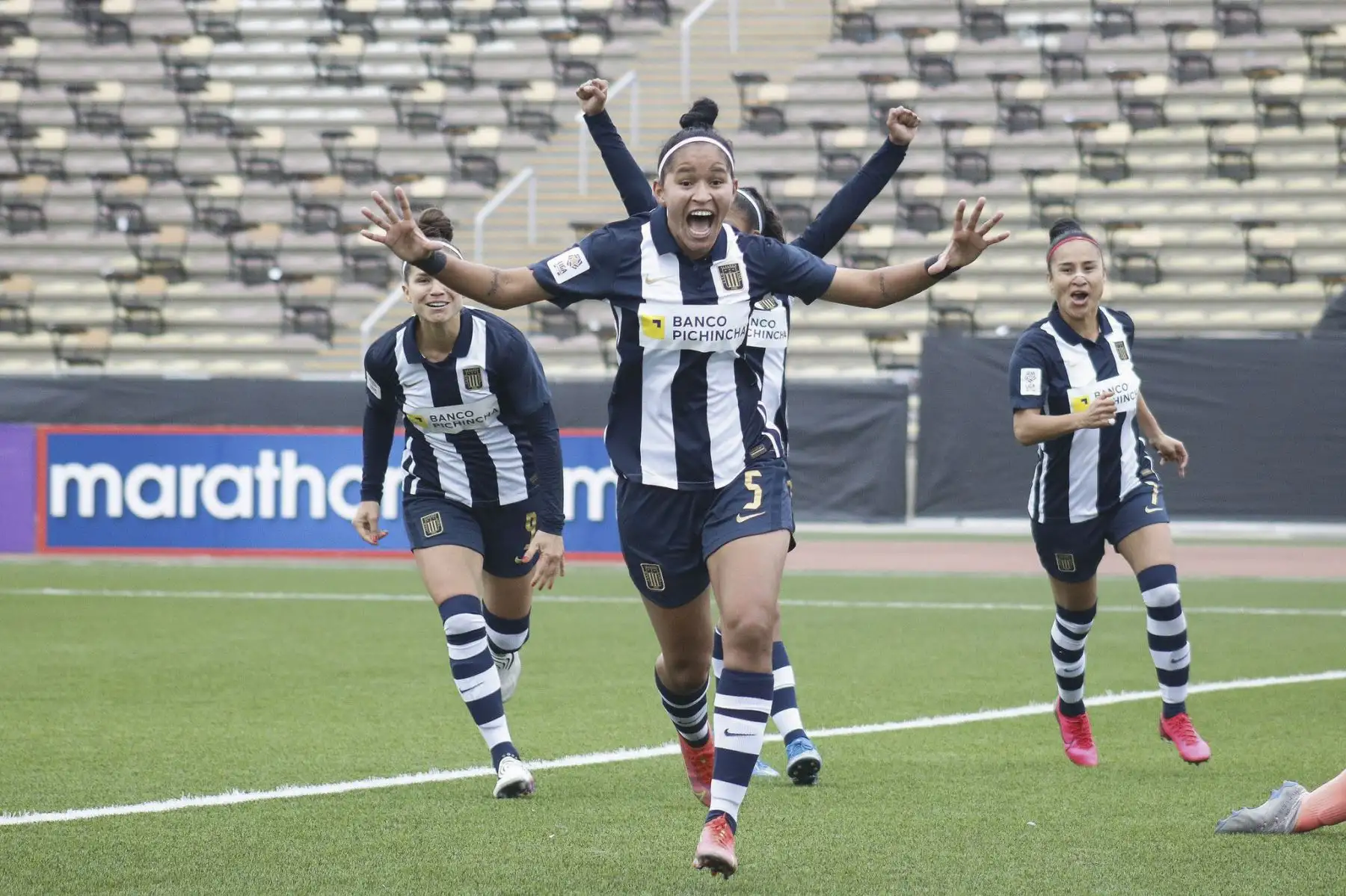 Alianza Lima y Universitario de Deportes disputan la final de la LIga Femenina 2021 en el estadio de la UNMSM.
Foto: Liga Femenina FPF