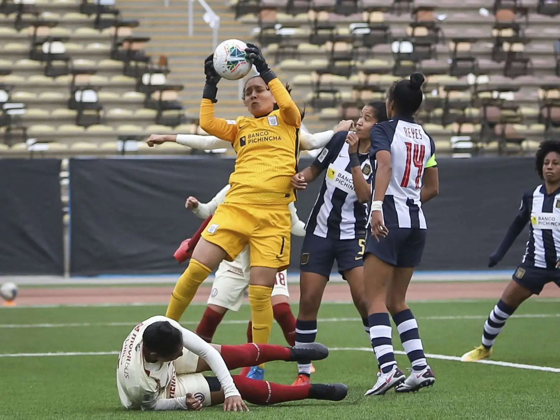 Alianza Lima y Universitario de Deportes disputan la final de la LIga Femenina 2021 en el estadio de la UNMSM.
Foto: Liga Femenina FPF