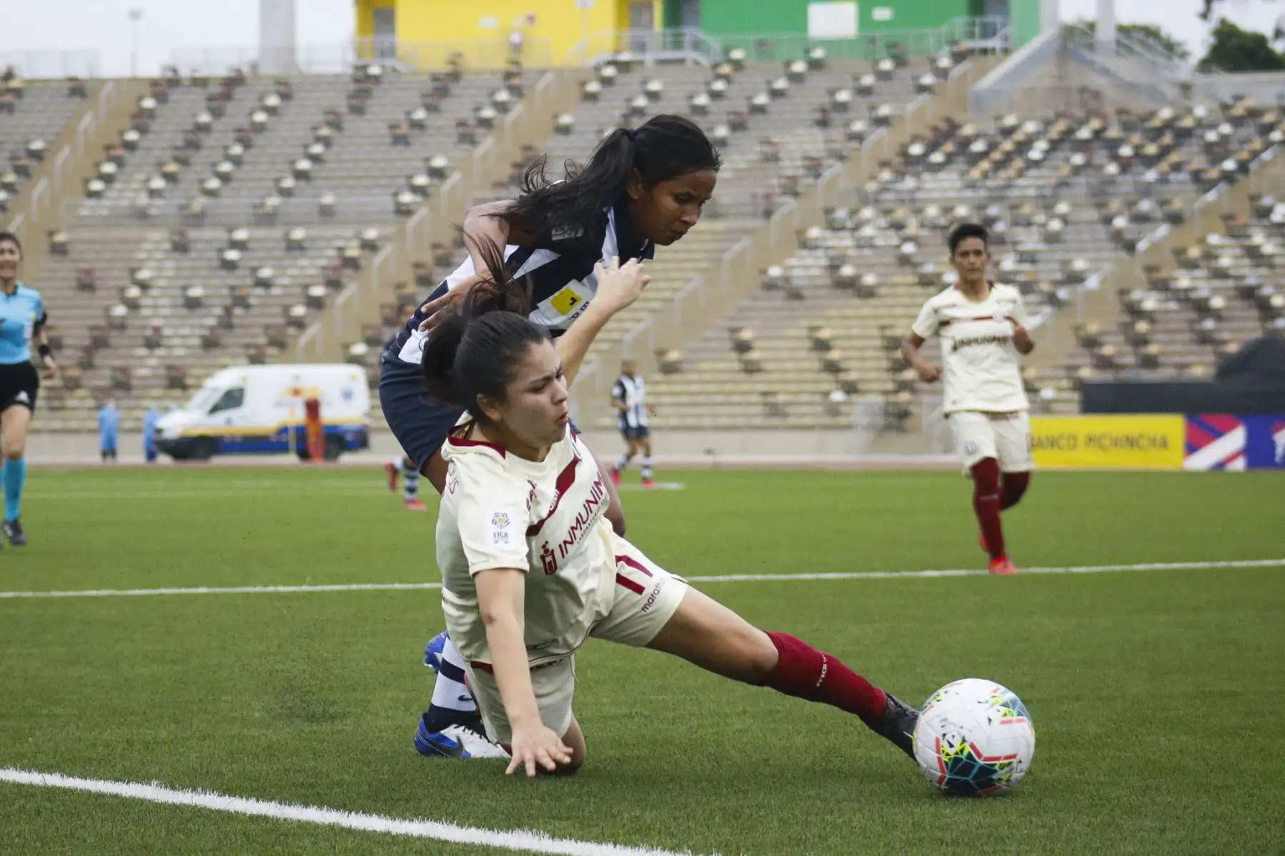 Alianza Lima y Universitario de Deportes disputan la final de la LIga Femenina 2021 en el estadio de la UNMSM.
Foto: Liga Femenina FPF
