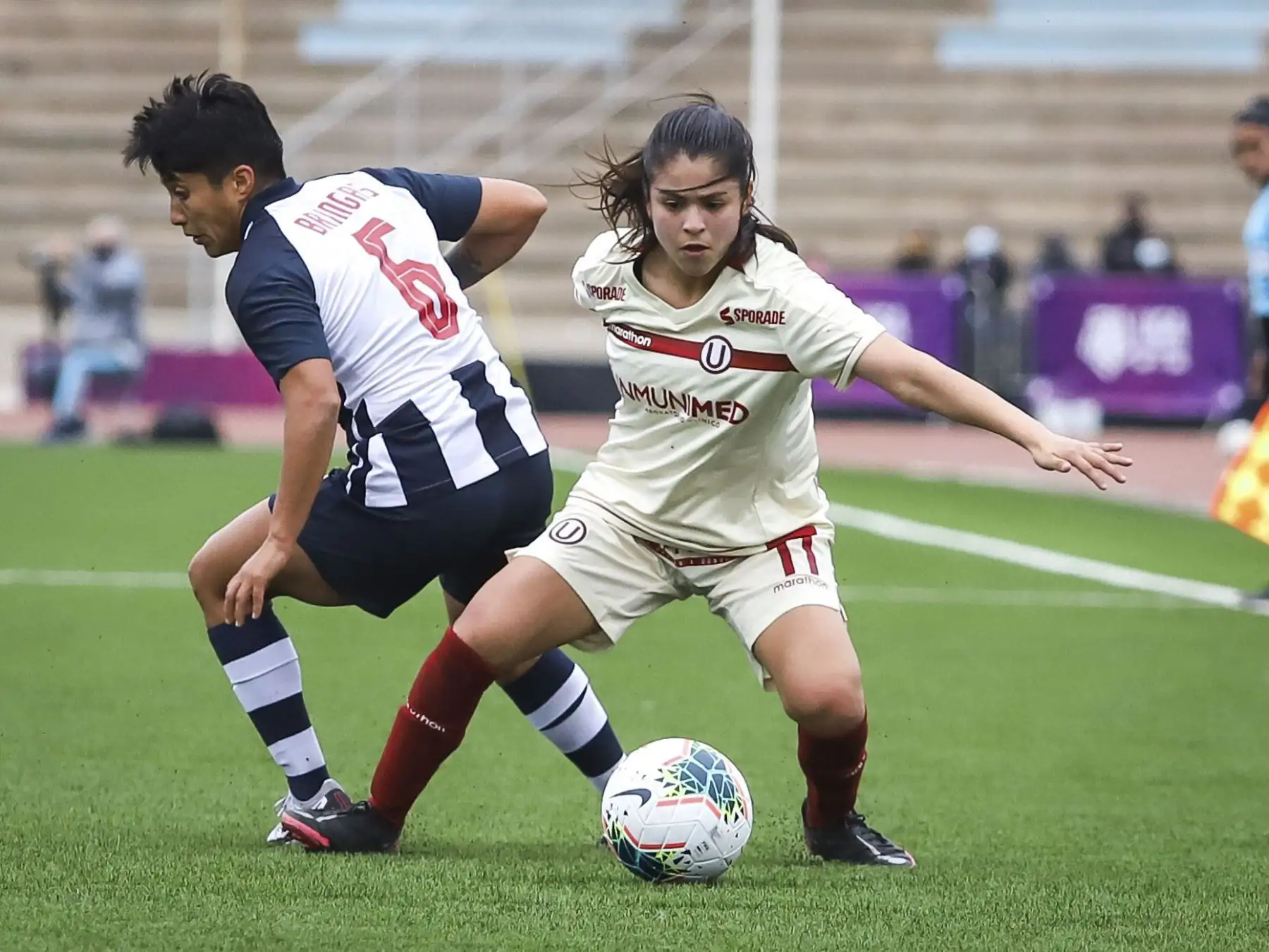 Alianza Lima y Universitario de Deportes disputan la final de la LIga Femenina 2021 en el estadio de la UNMSM.
Foto: Liga Femenina FPF